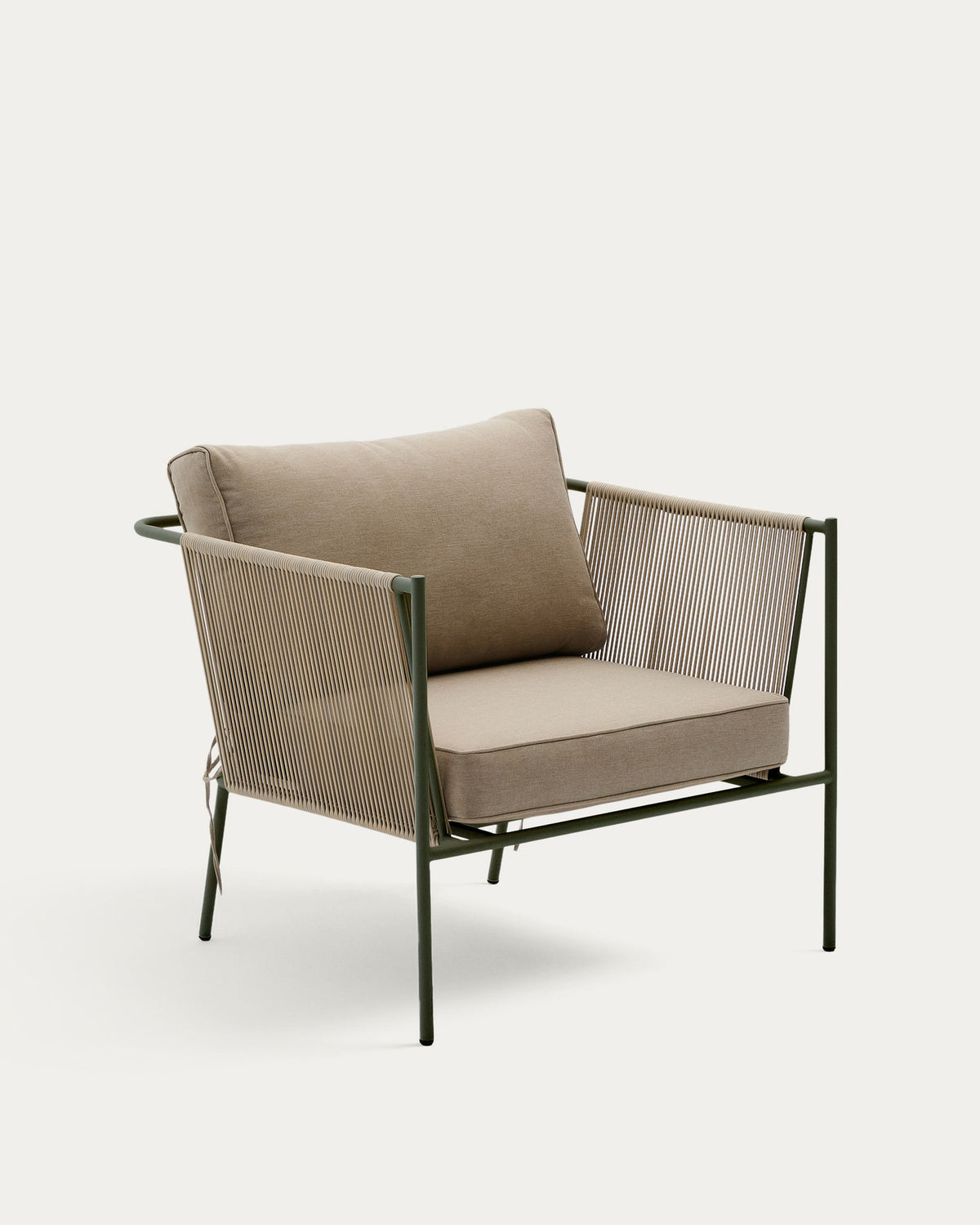 Outdoor-Sessel Zivia aus écrufarbenem Seil und grün verzinktem Stahl in Ecru, Beige, Dunkelgrün präsentiert im Onlineshop von KAQTU Design AG. Outdoor-Sessel mit Armlehnen ist von Kave Home