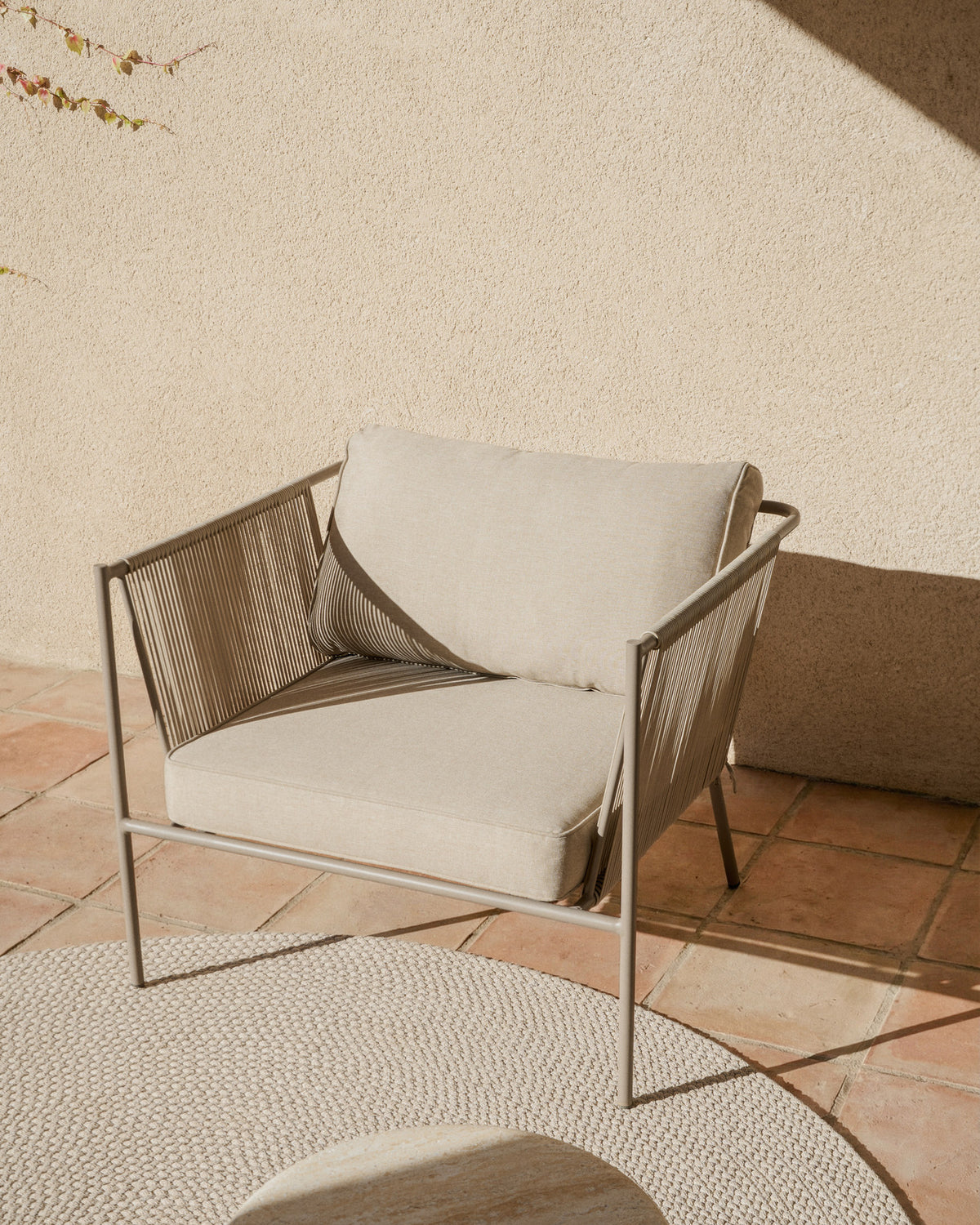 Outdoor-Sessel Zivia aus ecrufarbenem Seil und taupefarben verzinktem Stahl in Taupe, Beige, Ecru präsentiert im Onlineshop von KAQTU Design AG. Outdoor-Sessel ist von Kave Home