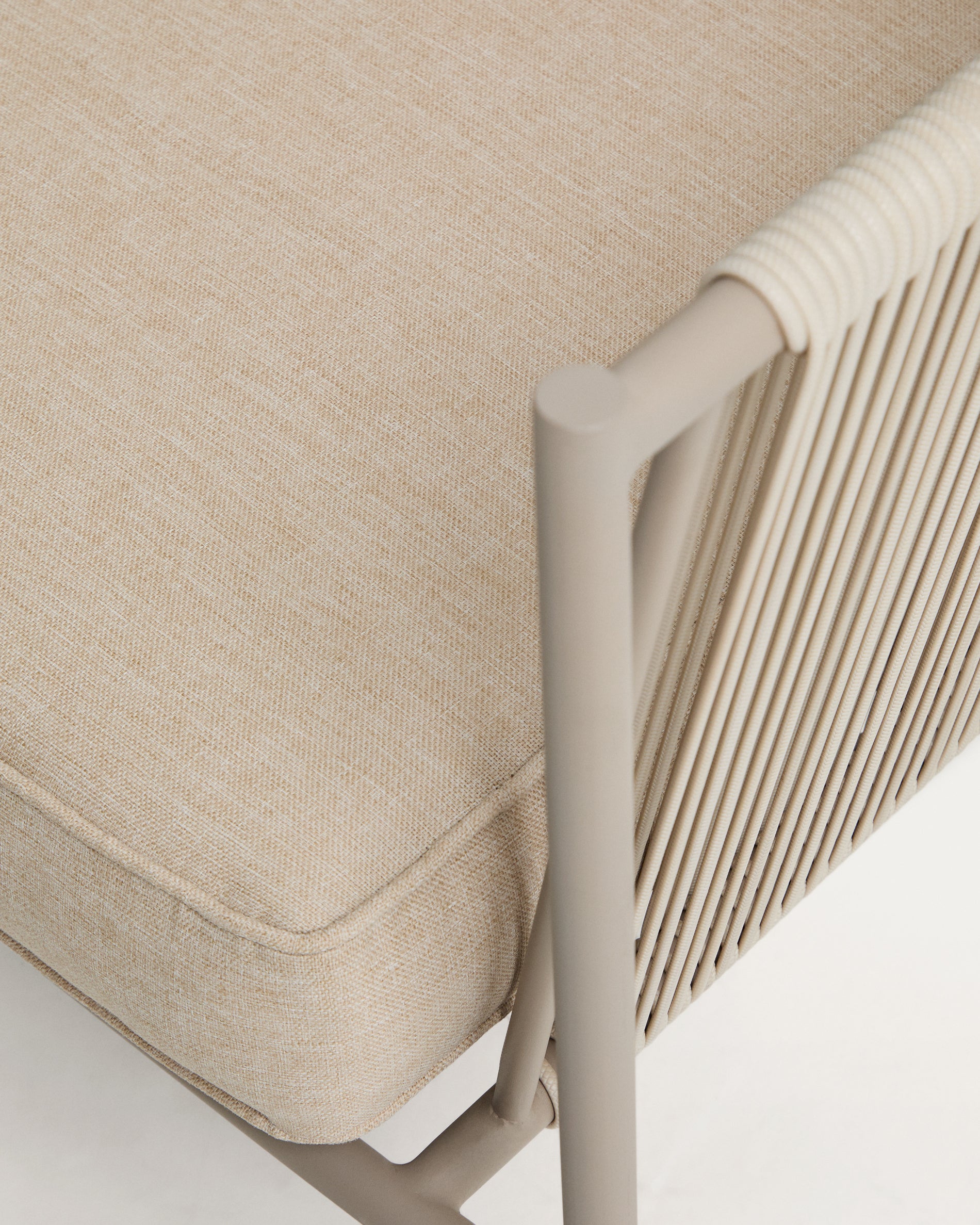 2-Sitzer-Outdoor-Sofa Zivia aus écrufarbenem Seil und taupefarben verzinktem Stahl 178 cm in Beige präsentiert im Onlineshop von KAQTU Design AG. Loungesofa ist von Kave Home