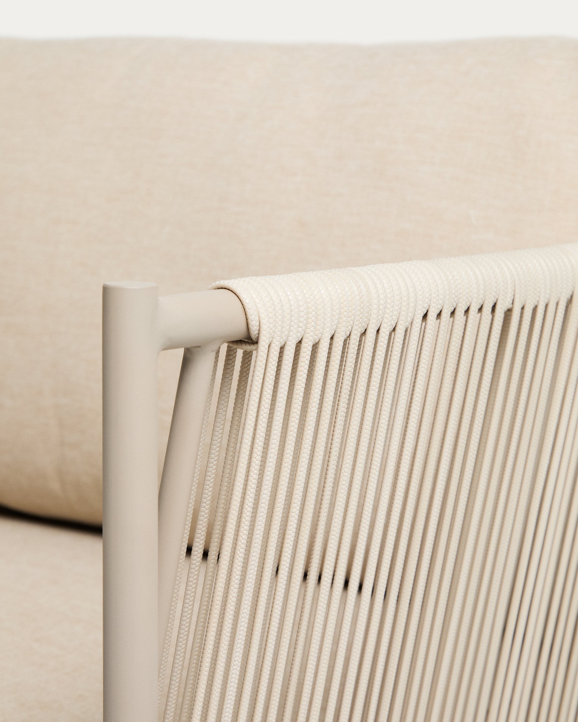 2-Sitzer-Outdoor-Sofa Zivia aus écrufarbenem Seil und taupefarben verzinktem Stahl 178 cm in Beige präsentiert im Onlineshop von KAQTU Design AG. Loungesofa ist von Kave Home