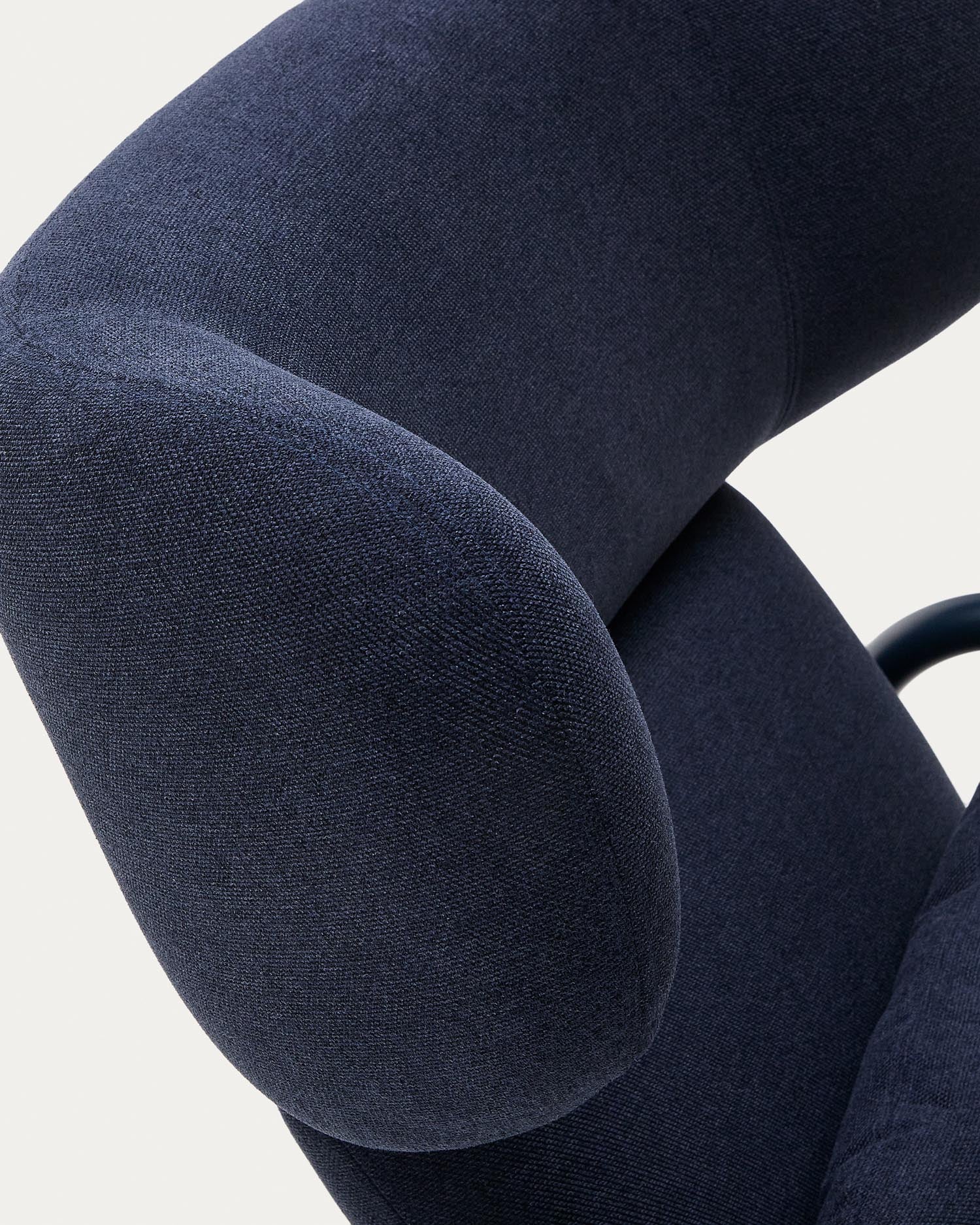 Sessel Inari in blauem und blauem lackierter Stahl FSC Mix Credit in Dunkelblau präsentiert im Onlineshop von KAQTU Design AG. Sessel ist von Kave Home
