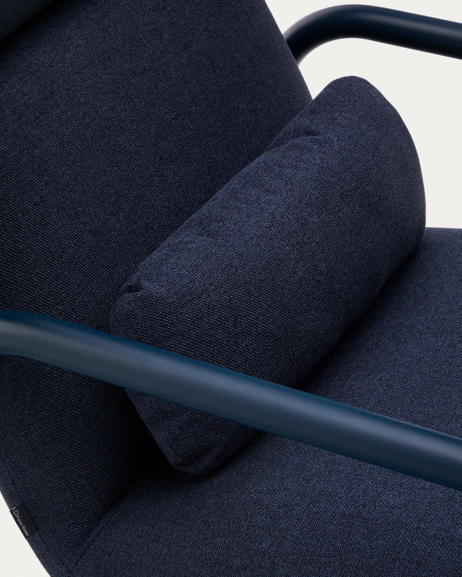 Sessel Inari in blauem und blauem lackierter Stahl FSC Mix Credit in Dunkelblau präsentiert im Onlineshop von KAQTU Design AG. Sessel ist von Kave Home
