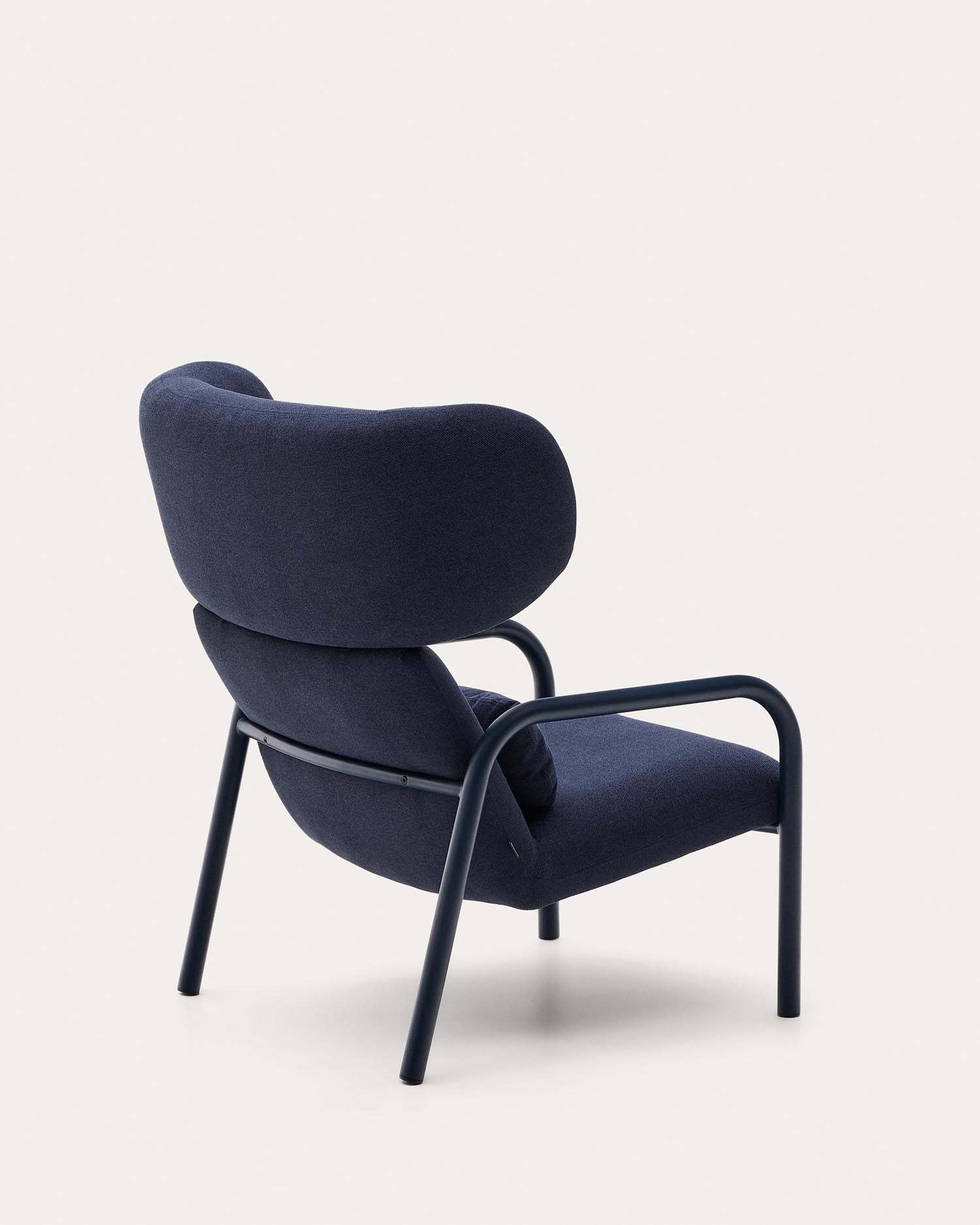Sessel Inari in blauem und blauem lackierter Stahl FSC Mix Credit in Dunkelblau präsentiert im Onlineshop von KAQTU Design AG. Sessel ist von Kave Home