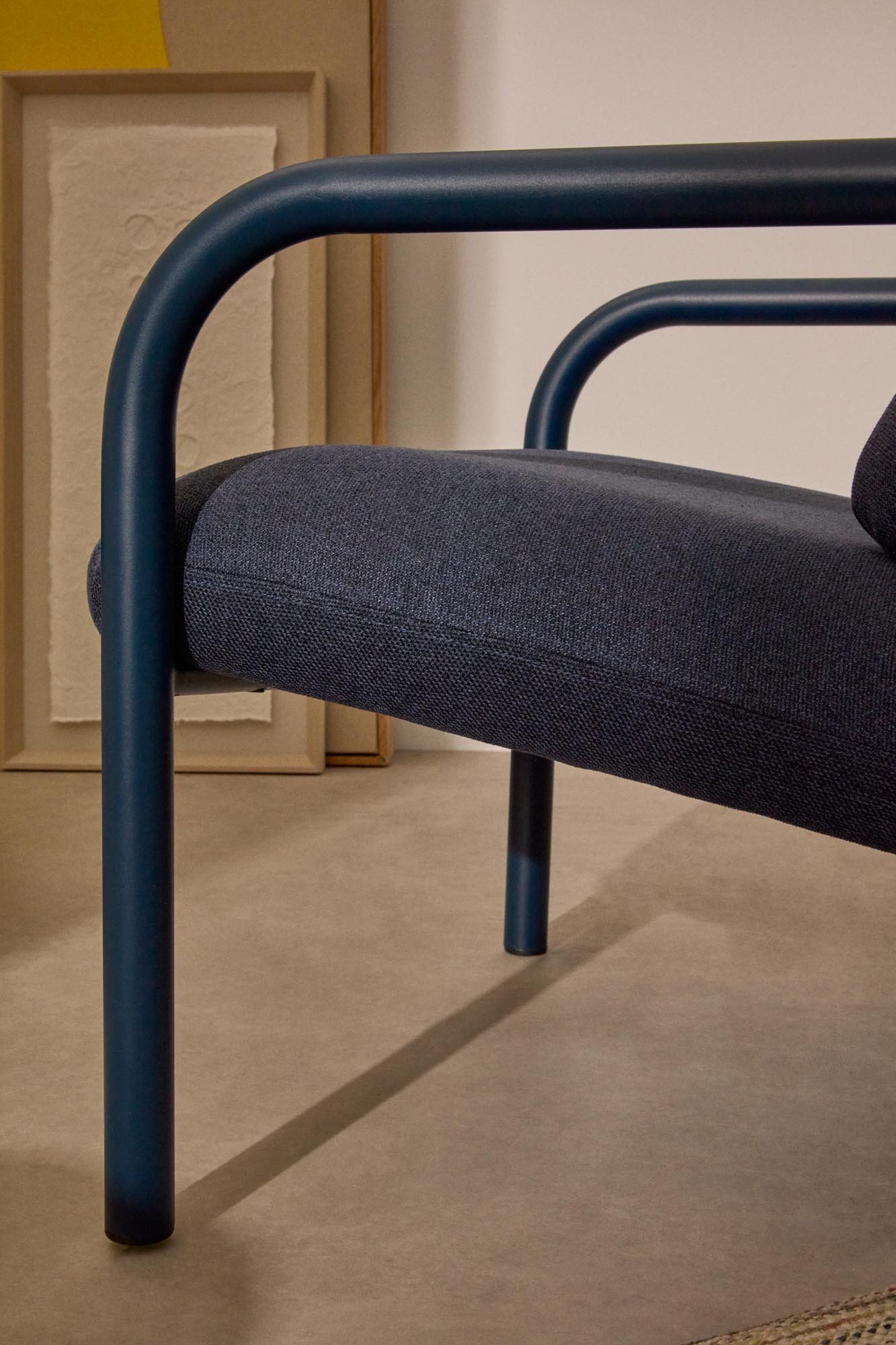 Sessel Inari in blauem und blauem lackierter Stahl FSC Mix Credit in Dunkelblau präsentiert im Onlineshop von KAQTU Design AG. Sessel ist von Kave Home