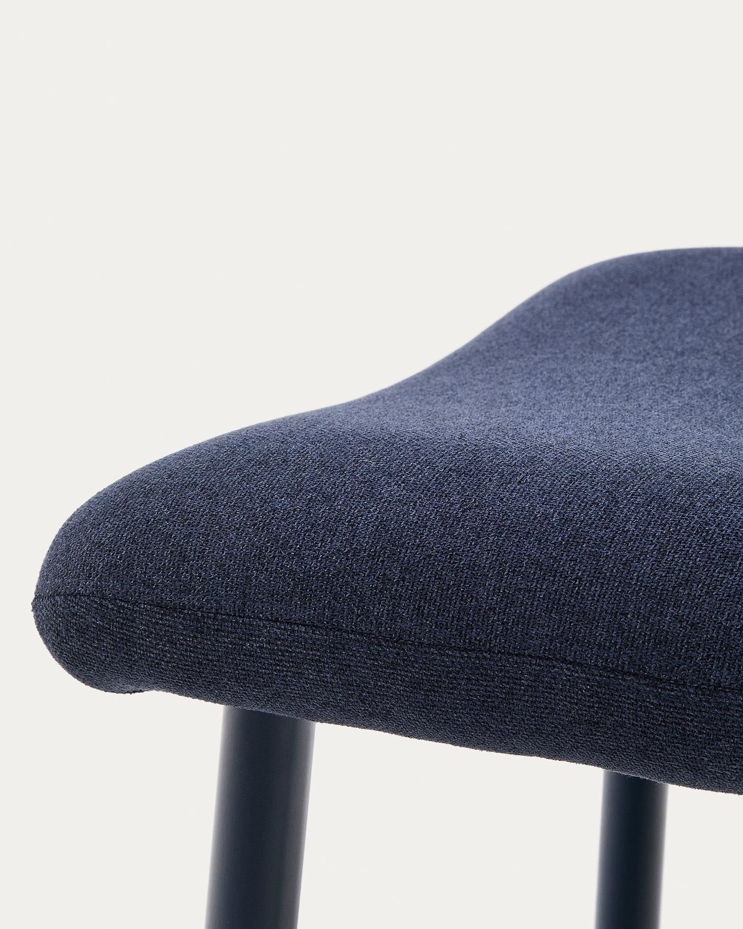 Fußablage Inari in Blau und blau lackierter Stahl 60 x 50 cm FSC Mix Credit in Dunkelblau präsentiert im Onlineshop von KAQTU Design AG. Hocker ist von Kave Home