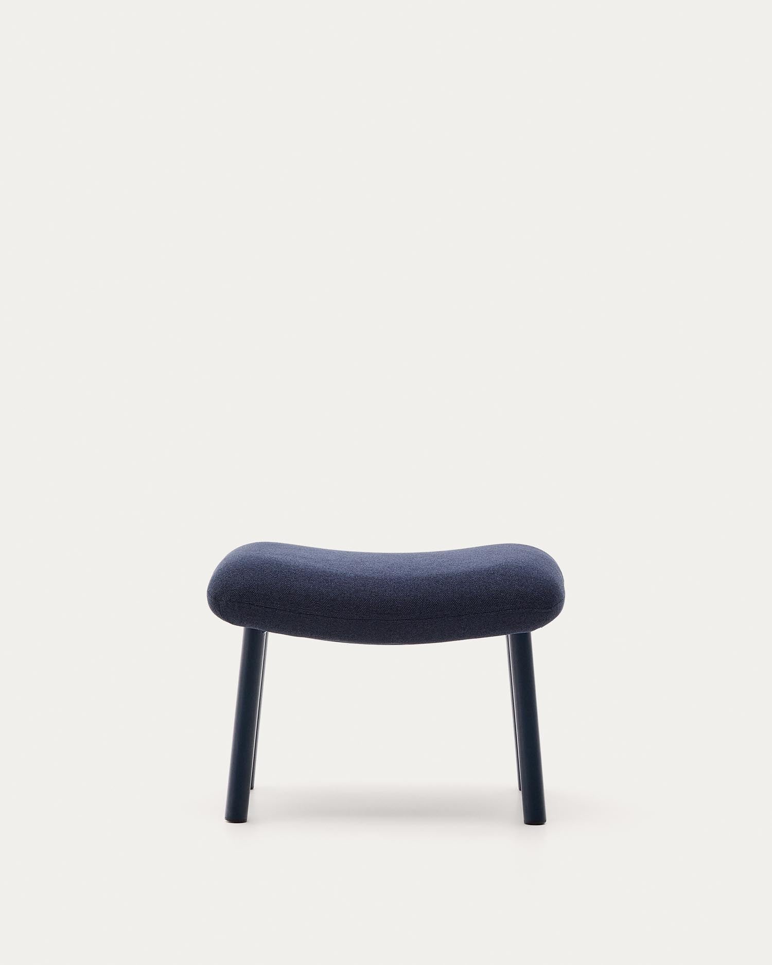 Fußablage Inari in Blau und blau lackierter Stahl 60 x 50 cm FSC Mix Credit in Dunkelblau präsentiert im Onlineshop von KAQTU Design AG. Hocker ist von Kave Home