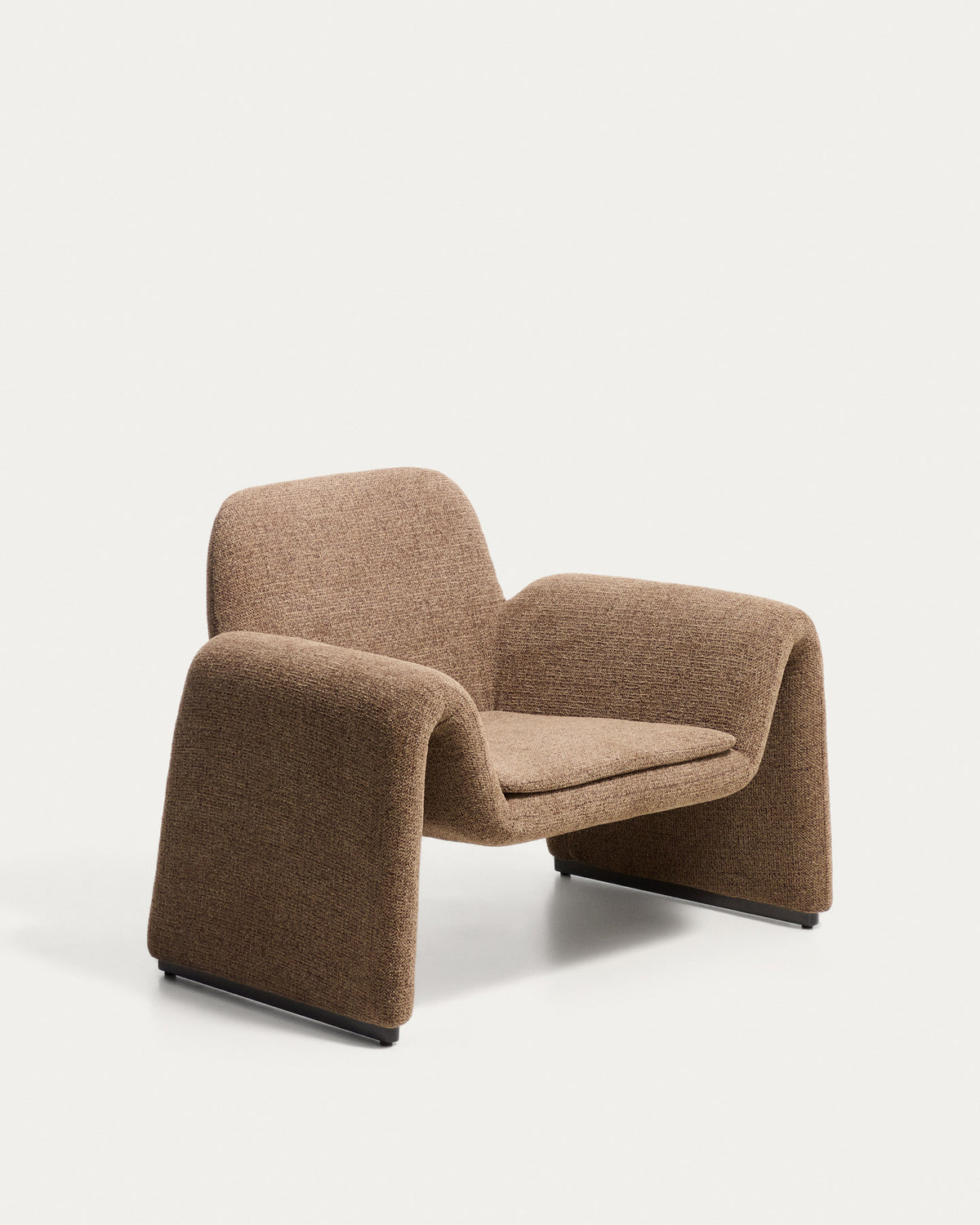 Sessel Melvia mit Chenille in Schokoladenbraun in Braun präsentiert im Onlineshop von KAQTU Design AG. Sessel ist von Kave Home