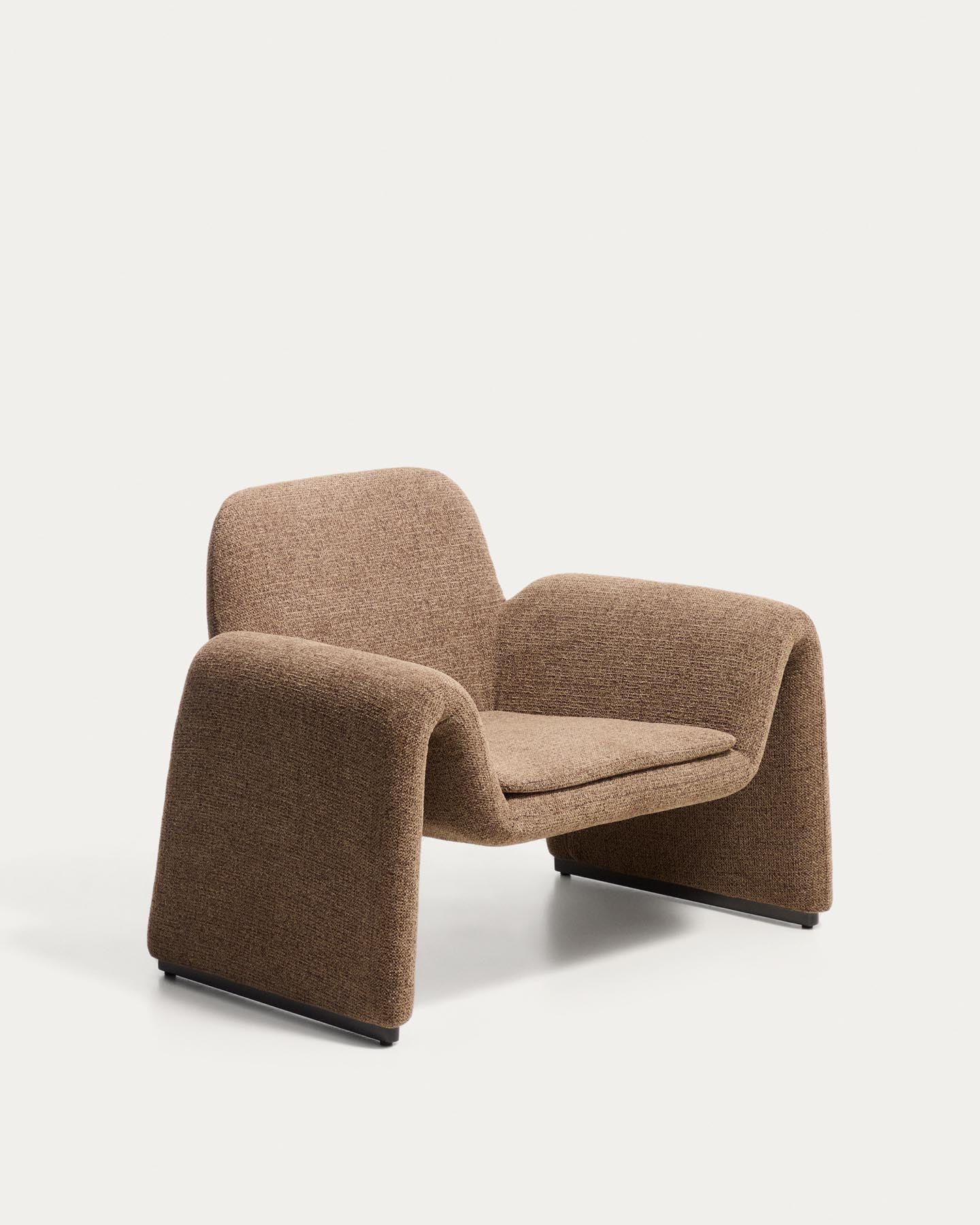 Sessel Melvia mit Chenille in Schokoladenbraun in Braun präsentiert im Onlineshop von KAQTU Design AG. Sessel ist von Kave Home