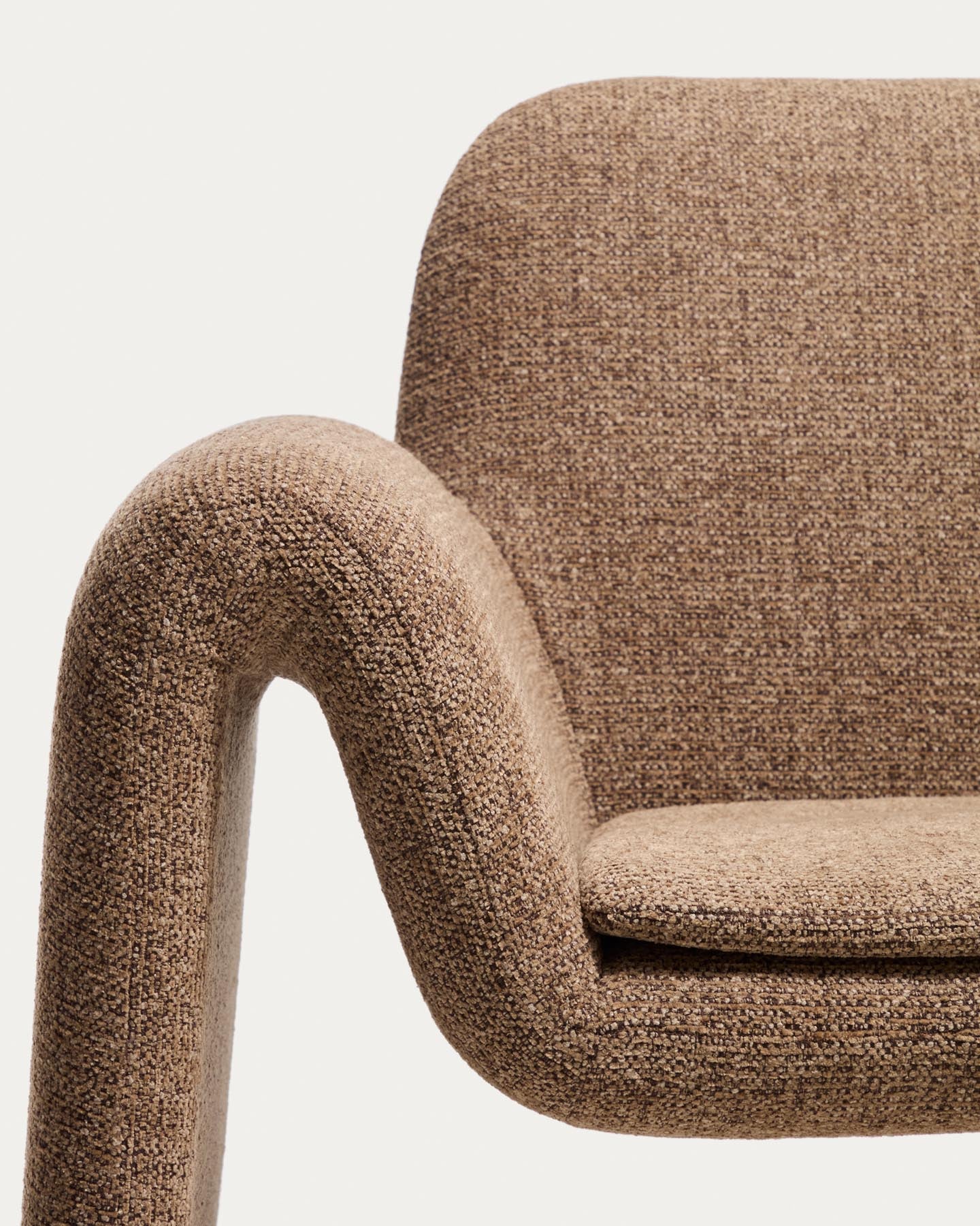 Sessel Melvia mit Chenille in Schokoladenbraun in Braun präsentiert im Onlineshop von KAQTU Design AG. Sessel ist von Kave Home