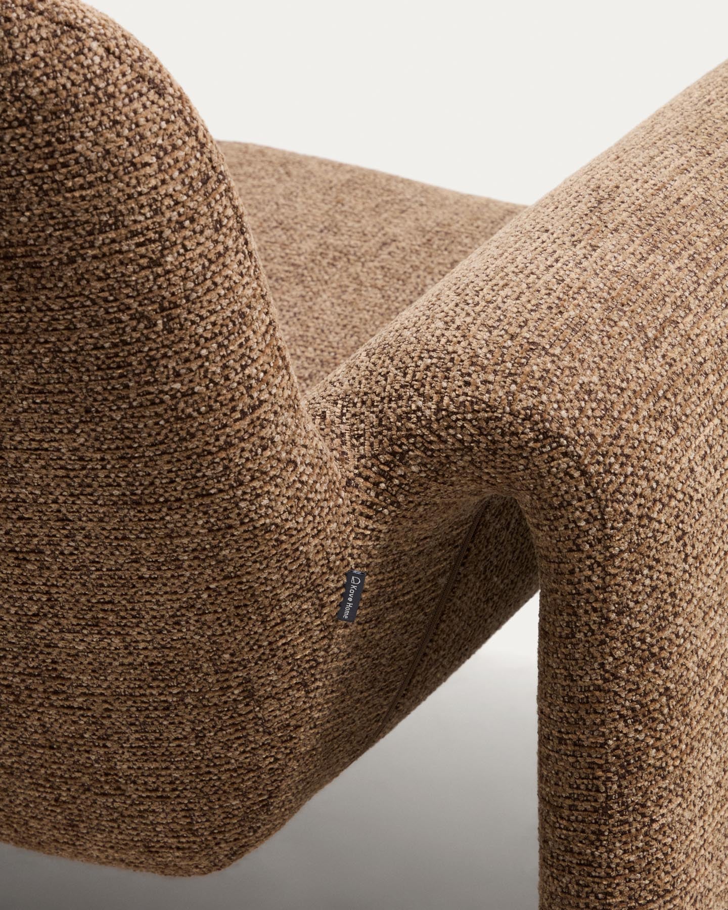 Sessel Melvia mit Chenille in Schokoladenbraun in Braun präsentiert im Onlineshop von KAQTU Design AG. Sessel ist von Kave Home