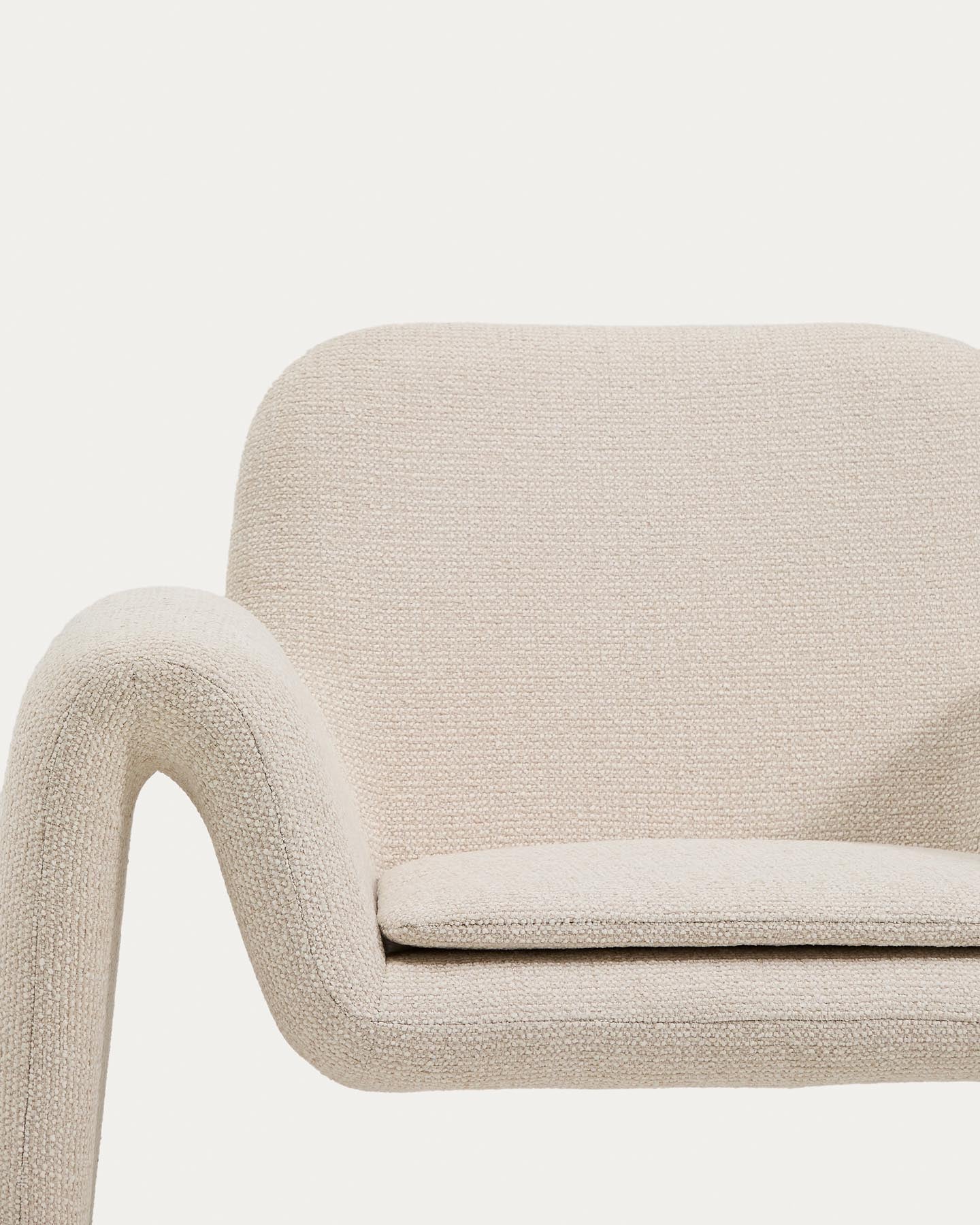 Sessel Melvia mit beiger Chenille in Beige präsentiert im Onlineshop von KAQTU Design AG. Sessel ist von Kave Home