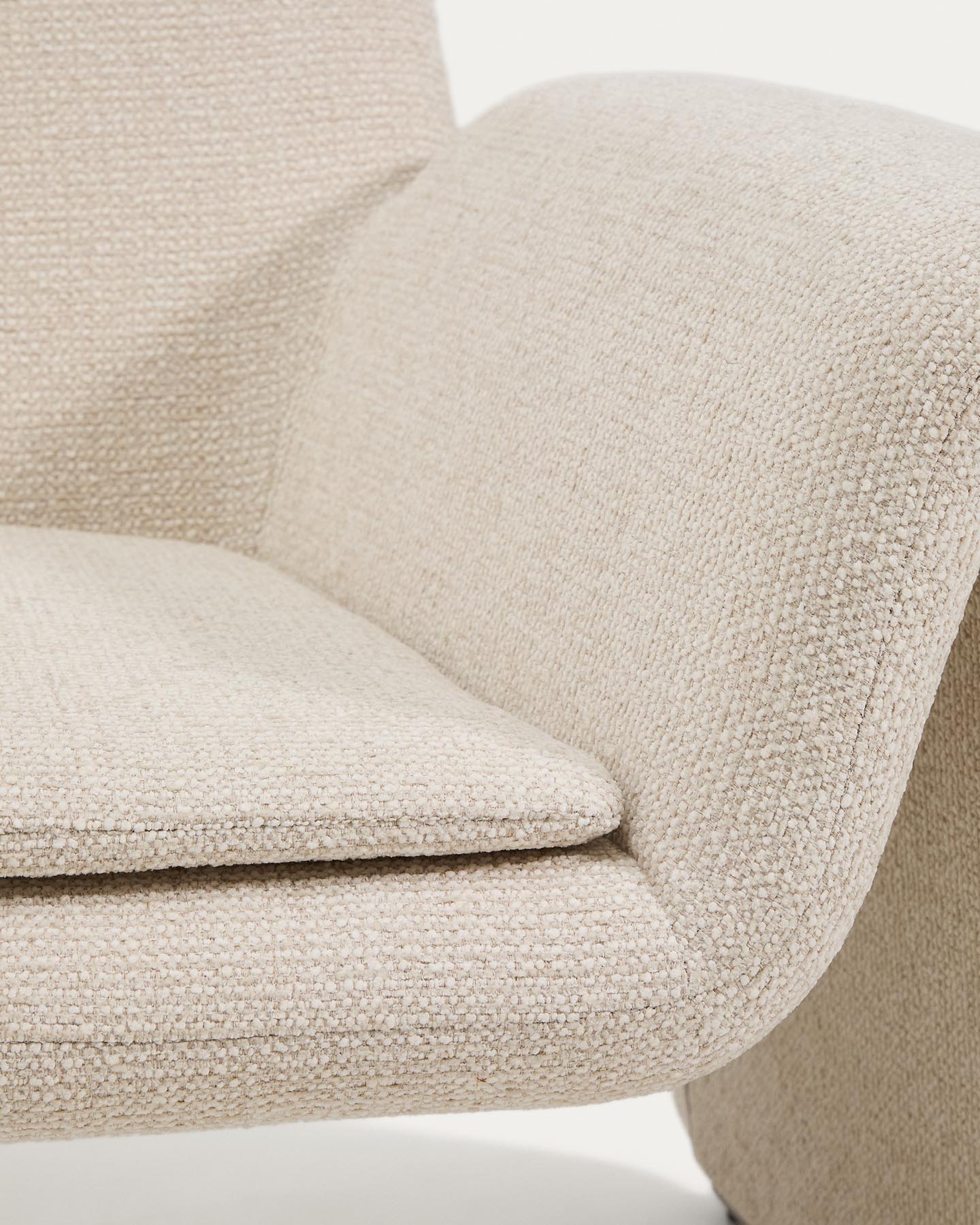 Sessel Melvia mit beiger Chenille in Beige präsentiert im Onlineshop von KAQTU Design AG. Sessel ist von Kave Home