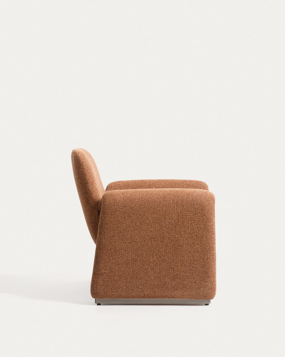 Terrakottafarbener Sessel Melvia mit strukturiertem Chenille-Bezug, Armlehnen und schlanken Edelstahlbeinen, Serie MELVIA von Kave Home.