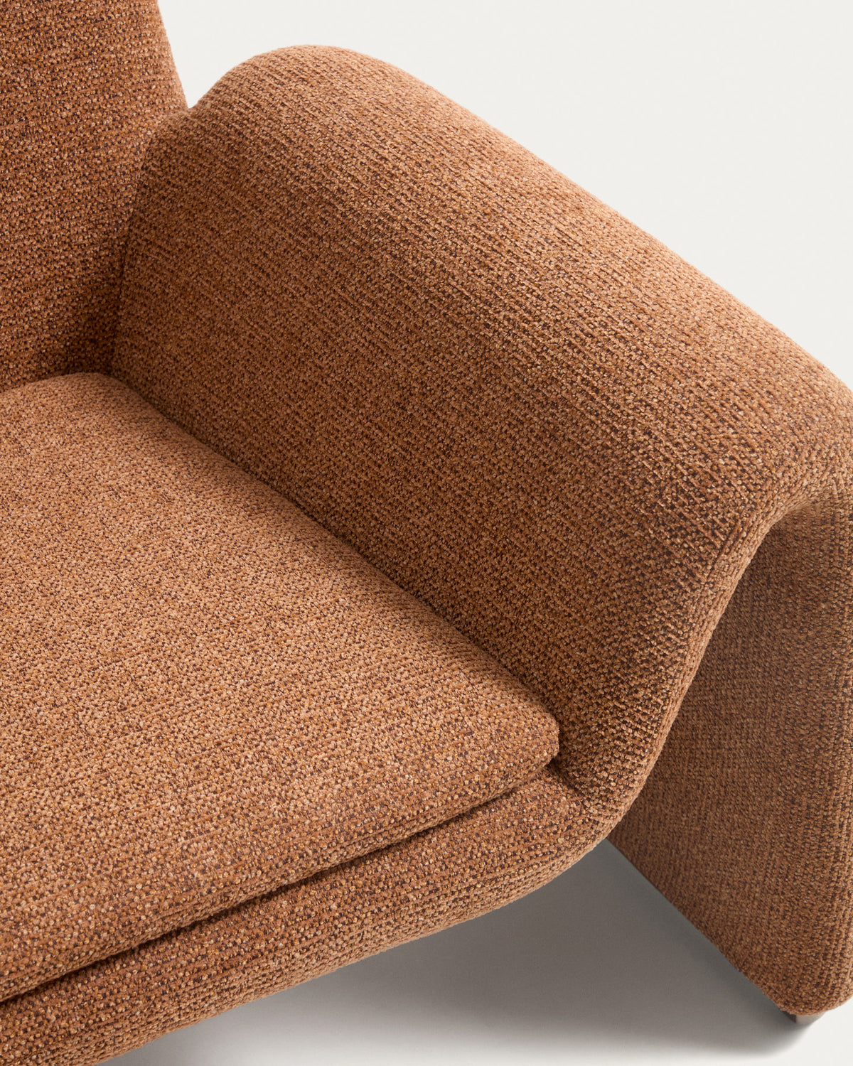 Terrakottafarbener Sessel Melvia mit strukturiertem Chenille-Bezug, Armlehnen und schlanken Edelstahlbeinen, Serie MELVIA von Kave Home.