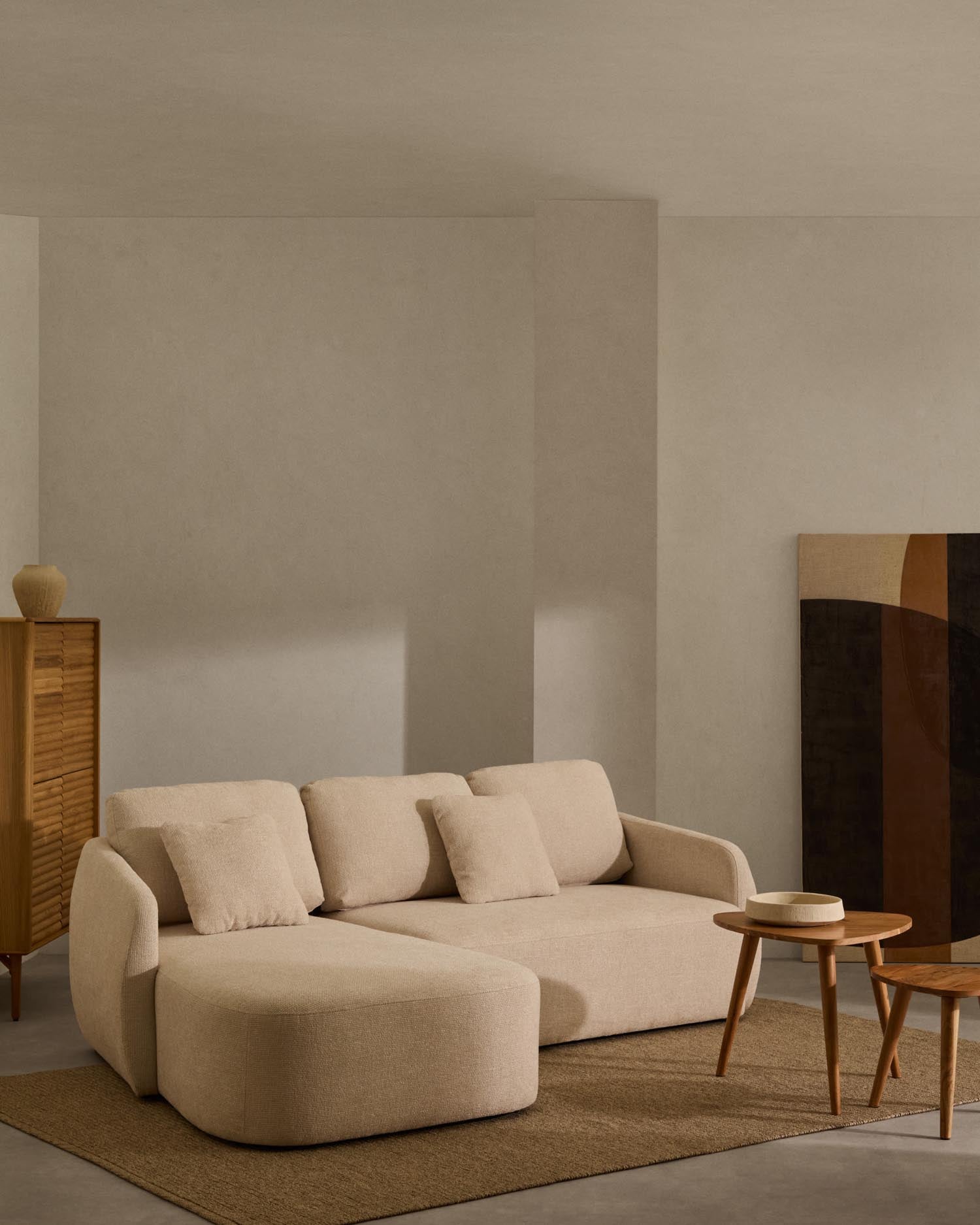 Elegantes Schlafsofa Laira, 3-Sitzer mit Chaiselongue links, Chenille-Stoff in Ecru, 246 cm, FSC-zertifiziert, von Kave Home.