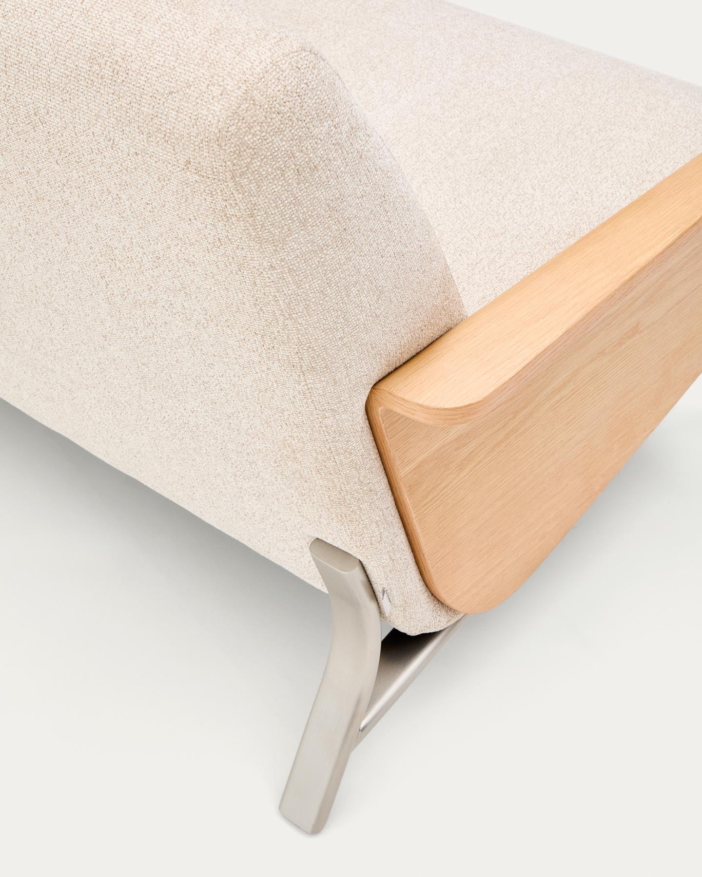 2-Sitzer-Sofa Amsen in Beige aus Eichensperrholz mit Beinen aus em gebürsteten Edelstahl 150 cm in Beige präsentiert im Onlineshop von KAQTU Design AG. 2er Sofa ist von Kave Home