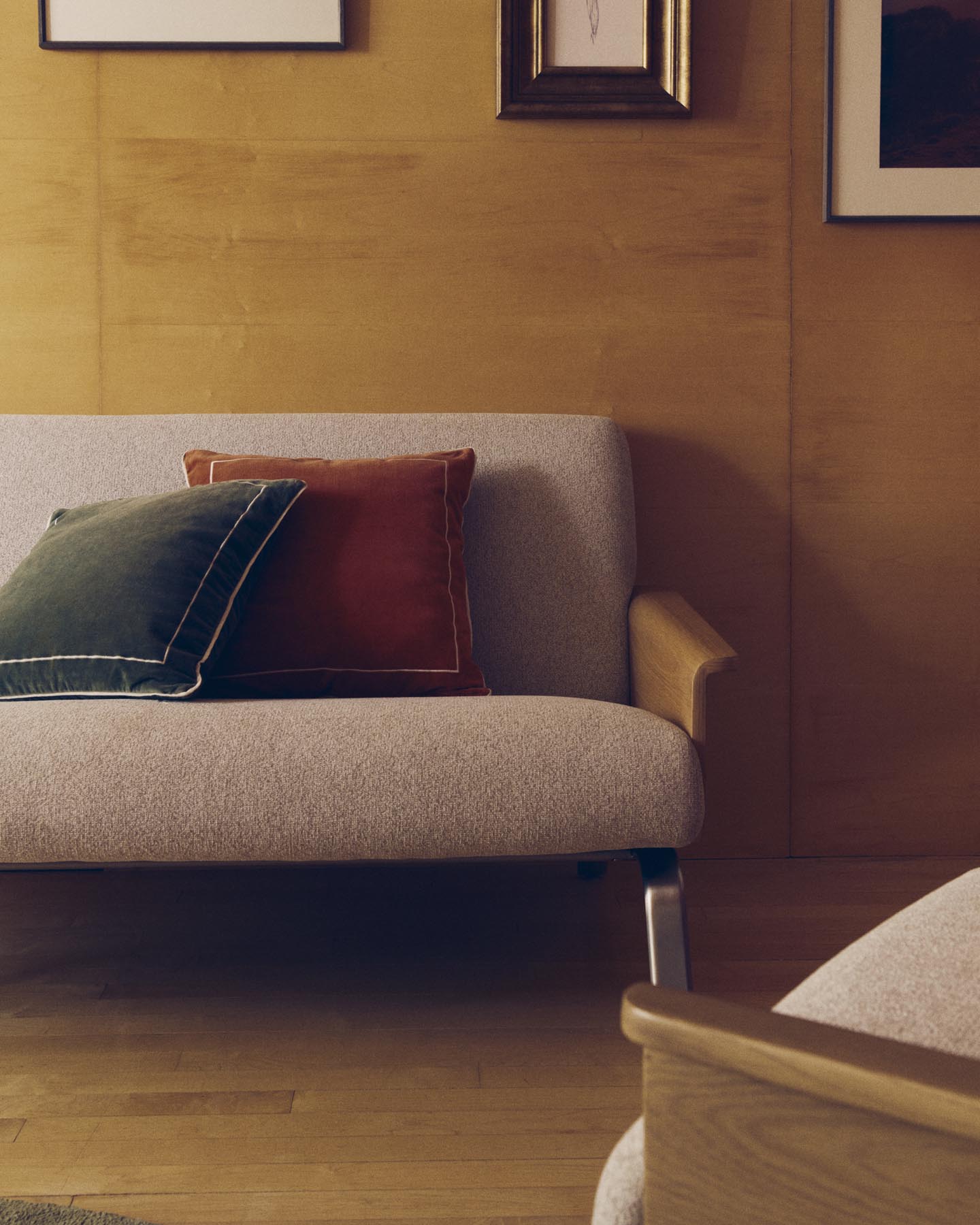 2-Sitzer-Sofa Amsen in Beige aus Eichensperrholz mit Beinen aus em gebürsteten Edelstahl 150 cm in Beige präsentiert im Onlineshop von KAQTU Design AG. 2er Sofa ist von Kave Home