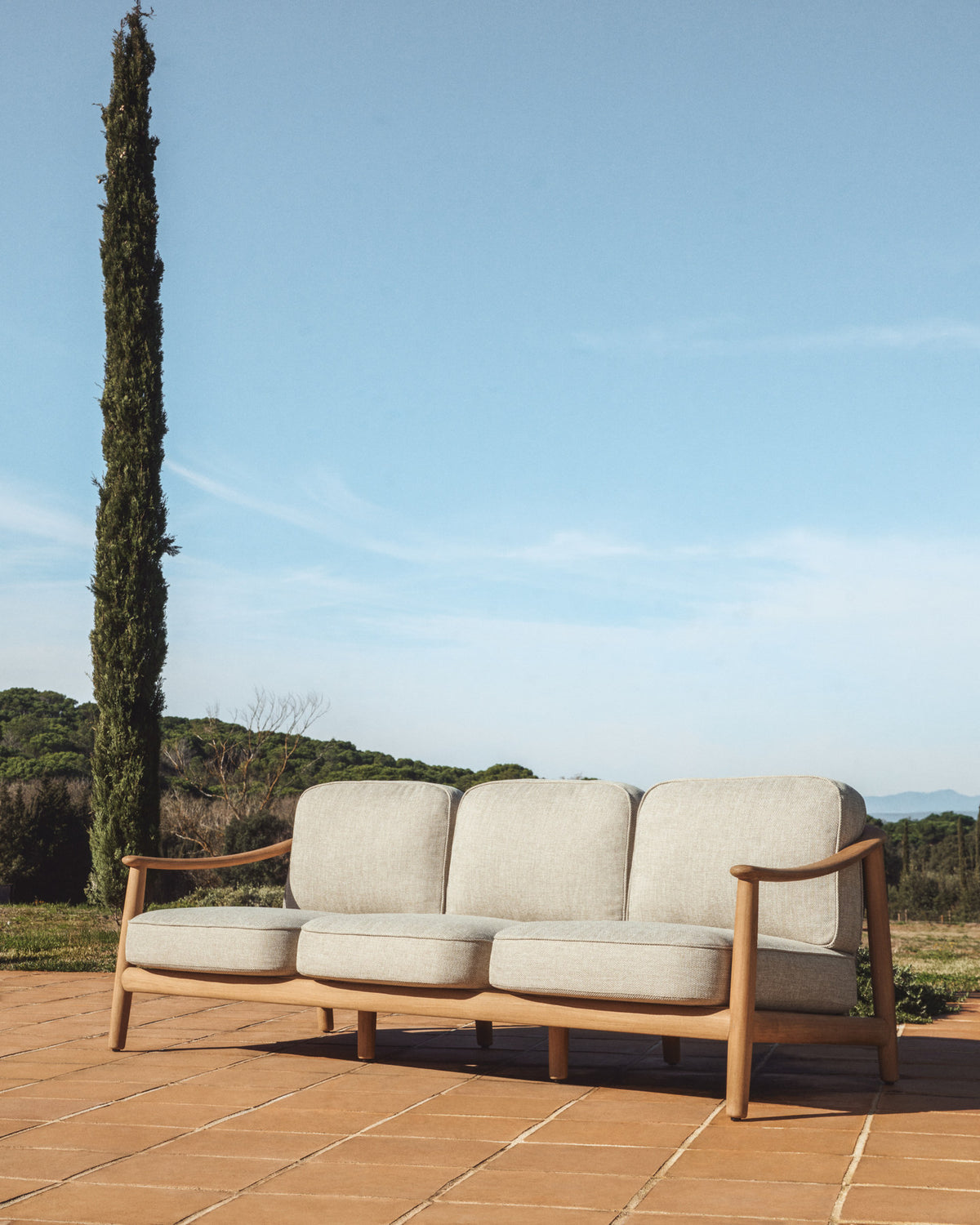 3-Sitzer Outdoor-Sofa Elunda aus massivem Teakholz, FSC 100 %, 215 cm in Beige, Natur, Hellgrau präsentiert im Onlineshop von KAQTU Design AG. Lounge Sofa ist von Kave Home