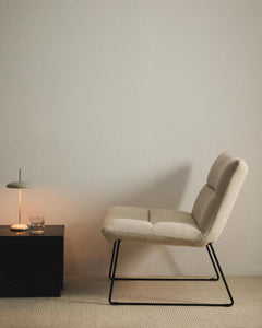 Fauteuil Asen en chenille beige avec pieds en acier noir FSC 100%