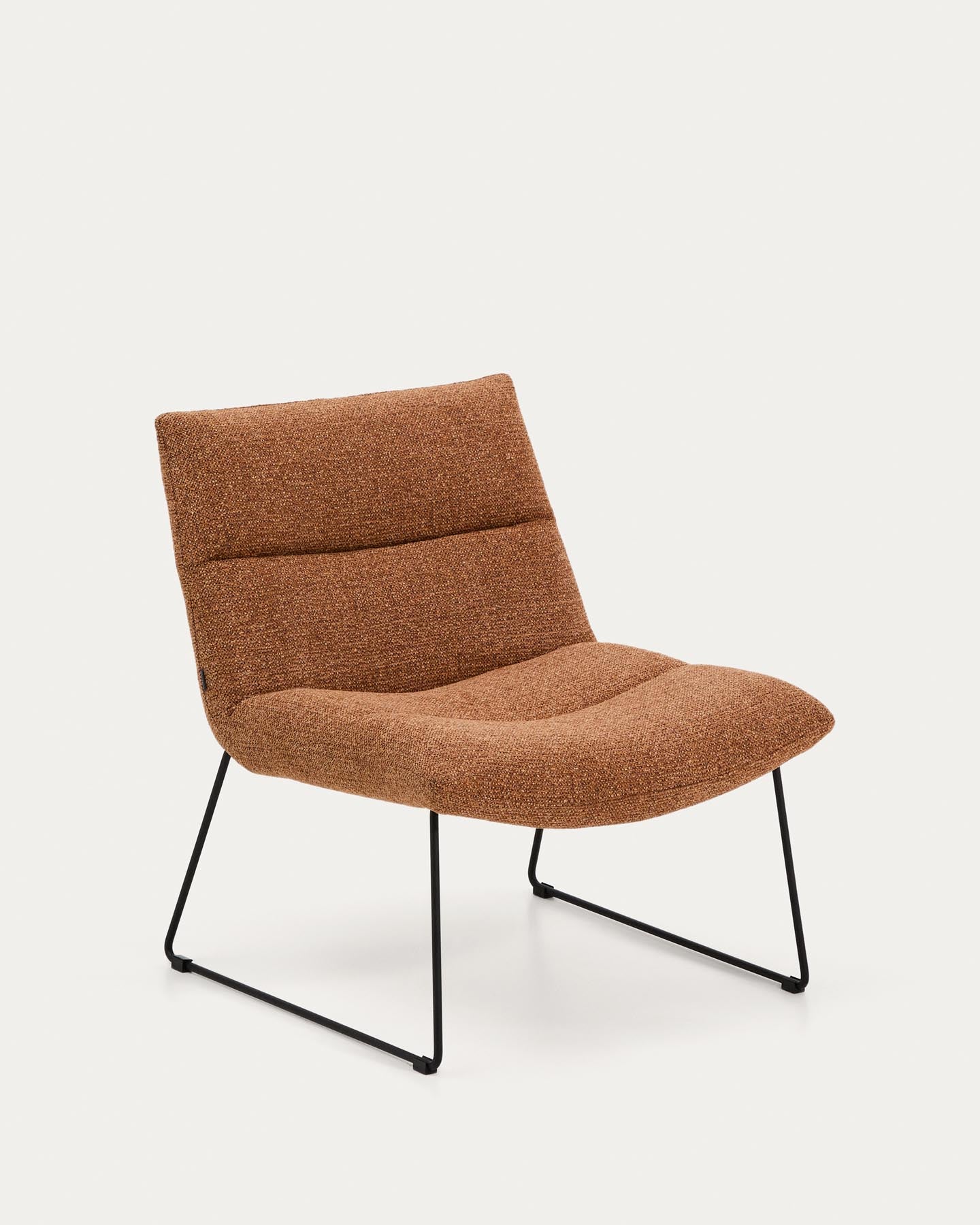 Sessel Asen in terrakottafarbener Chenille mit schwarzen Stahlbeinen FSC 100% in Terrakotta präsentiert im Onlineshop von KAQTU Design AG. Sessel ist von Kave Home