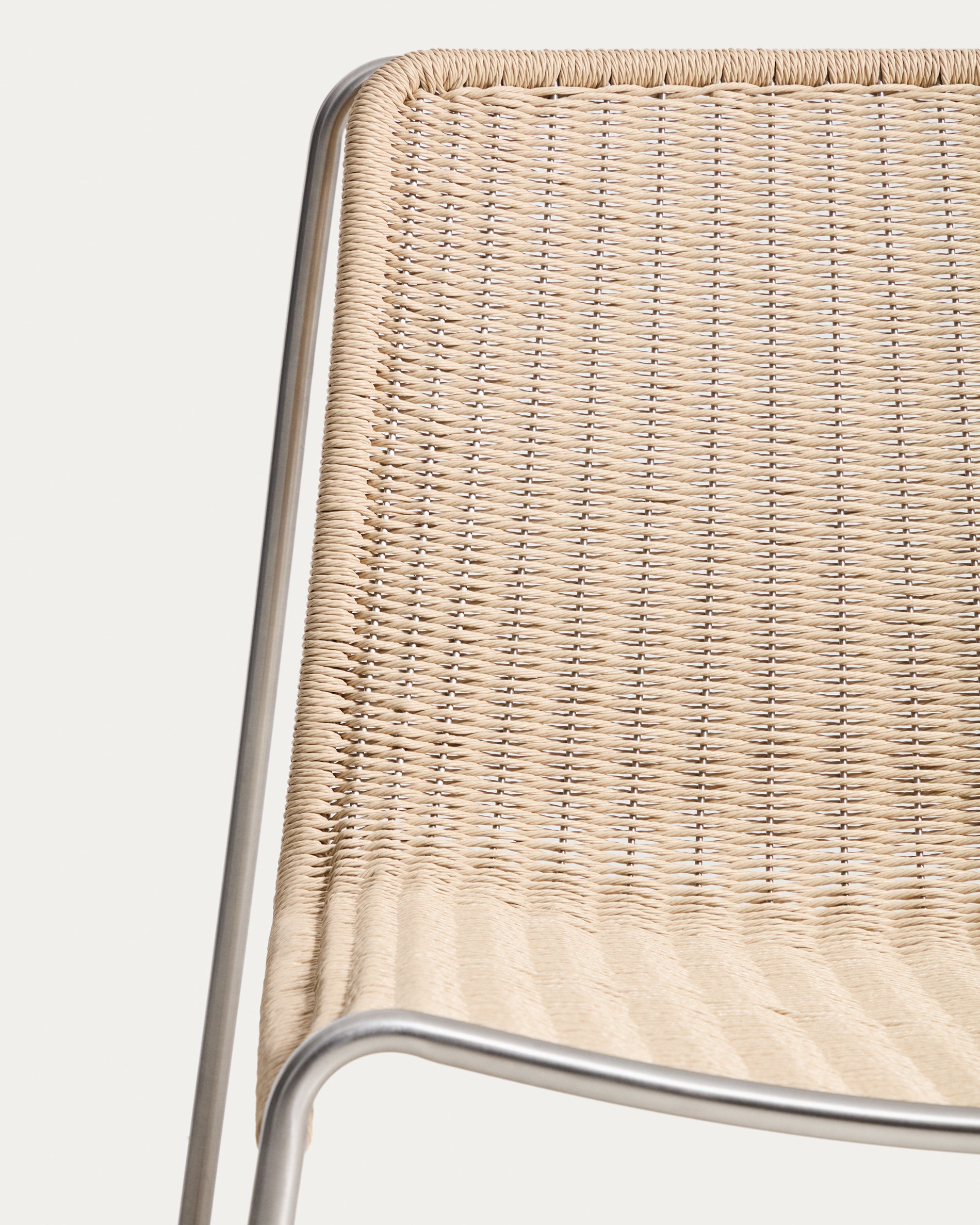 Stapelsessel Tavari aus beigefarbenem Synthetikseil und Edelstahl in gebürsteter Optik in Beige präsentiert im Onlineshop von KAQTU Design AG. Outdoor-Sessel ist von Kave Home