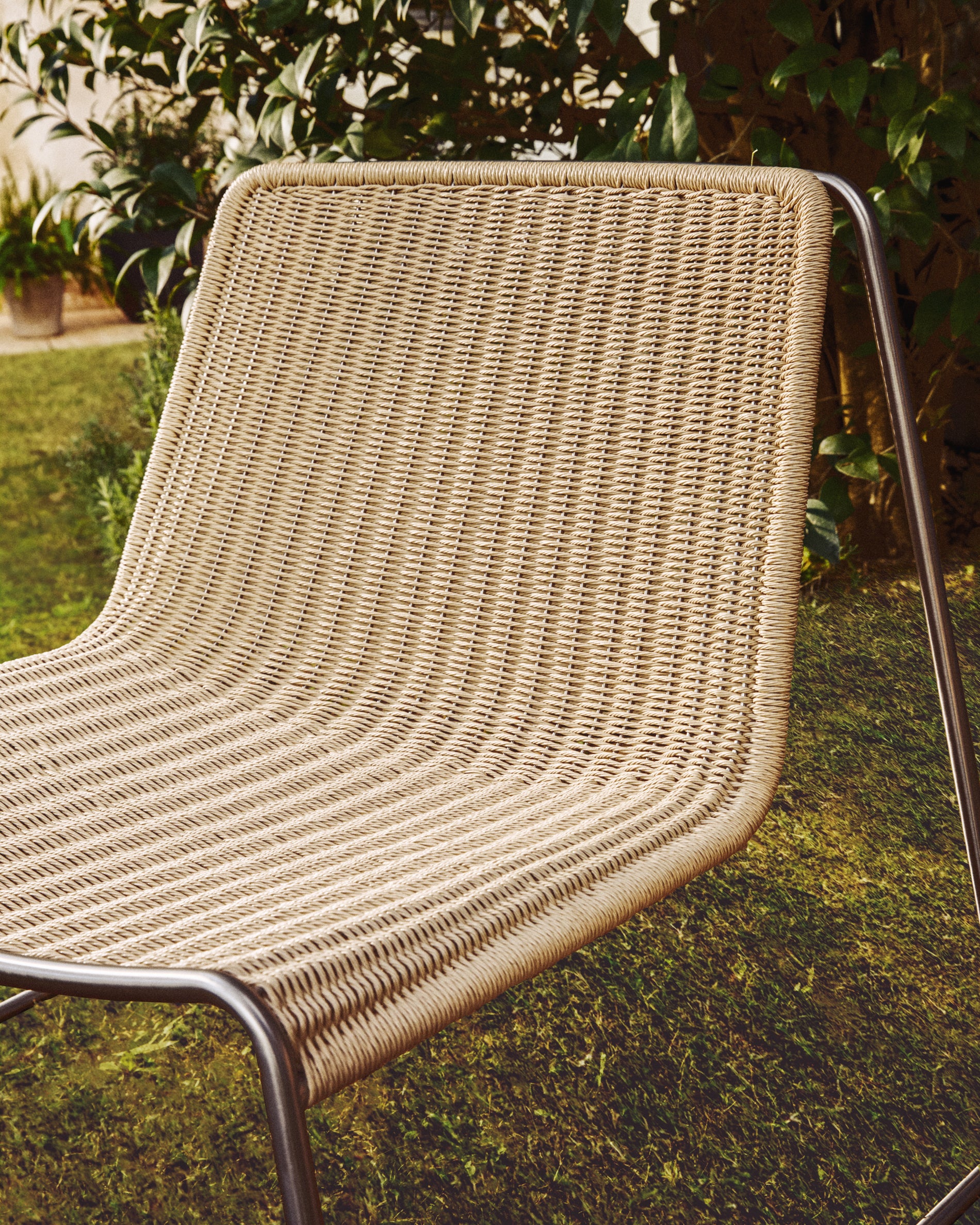 Stapelsessel Tavari aus beigefarbenem Synthetikseil und Edelstahl in gebürsteter Optik in Beige präsentiert im Onlineshop von KAQTU Design AG. Outdoor-Sessel ist von Kave Home