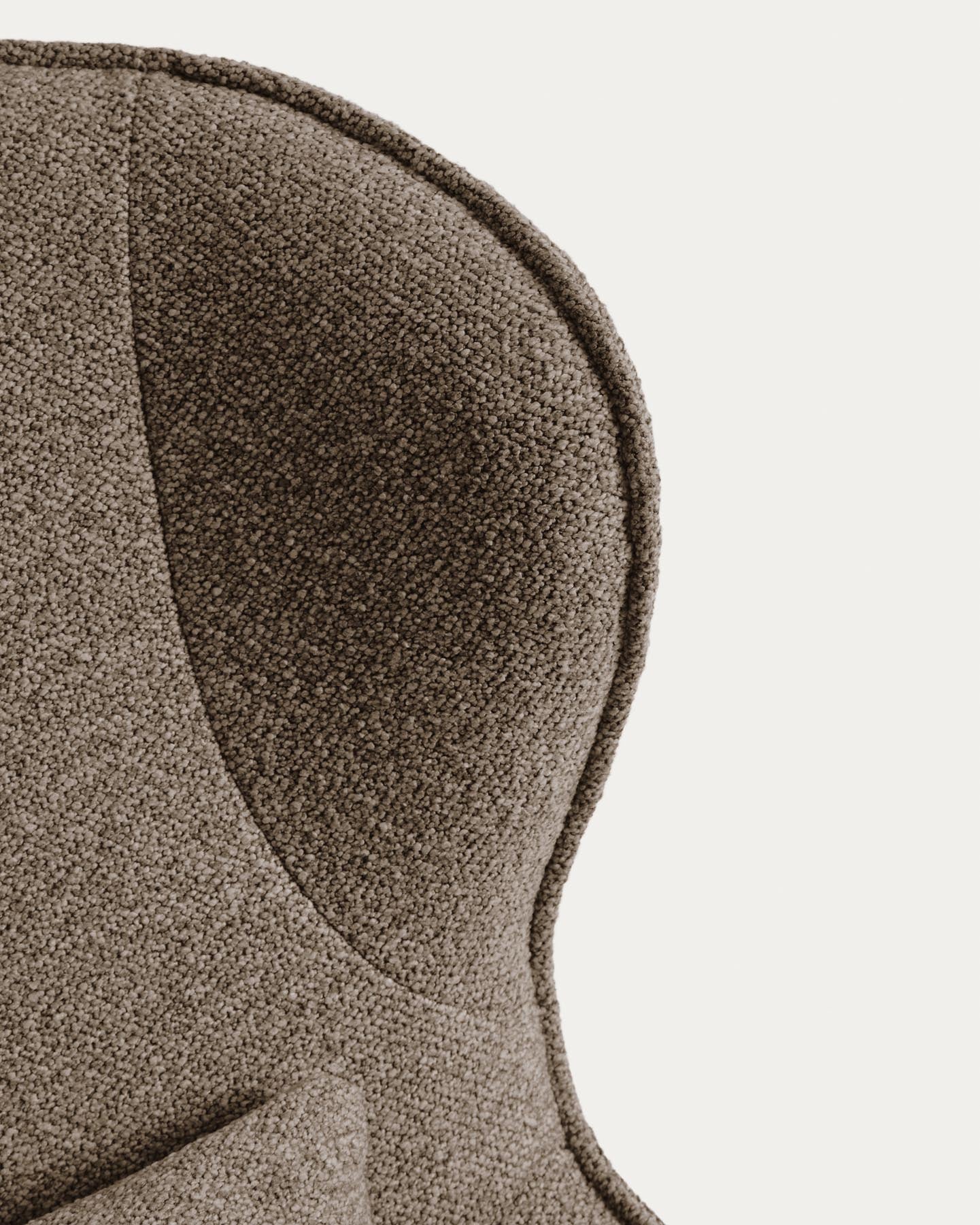 Drehsessel Sorile mit brauner Chenille und schwarz lackiertem Stahl, FSC 100 % in Braun präsentiert im Onlineshop von KAQTU Design AG. Drehsessel ist von Kave Home