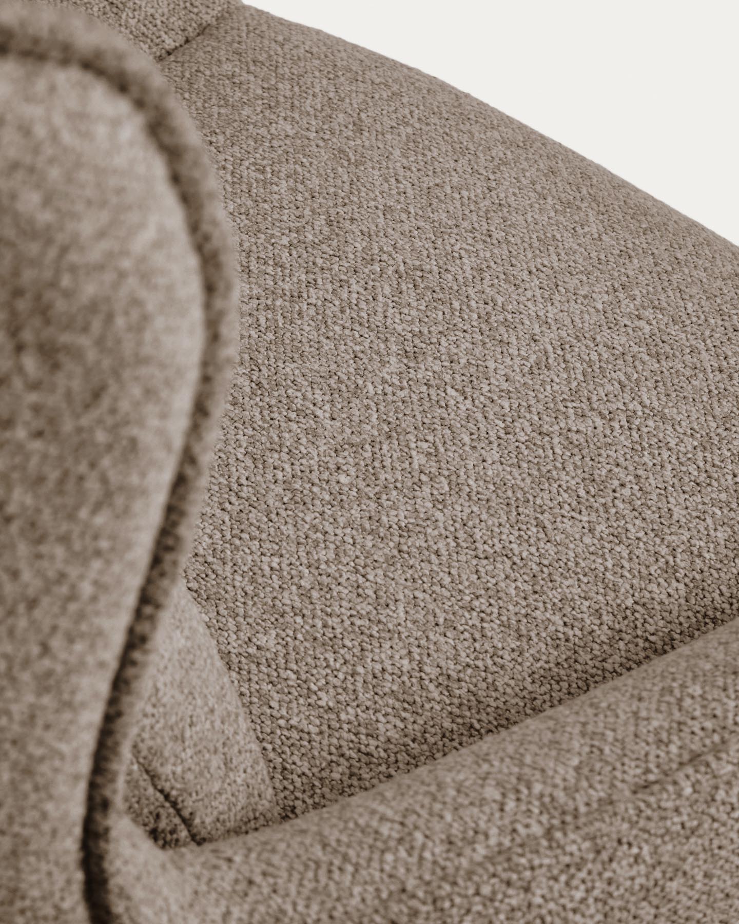 Drehsessel Sorile mit brauner Chenille und schwarz lackiertem Stahl, FSC 100 % in Braun präsentiert im Onlineshop von KAQTU Design AG. Drehsessel ist von Kave Home