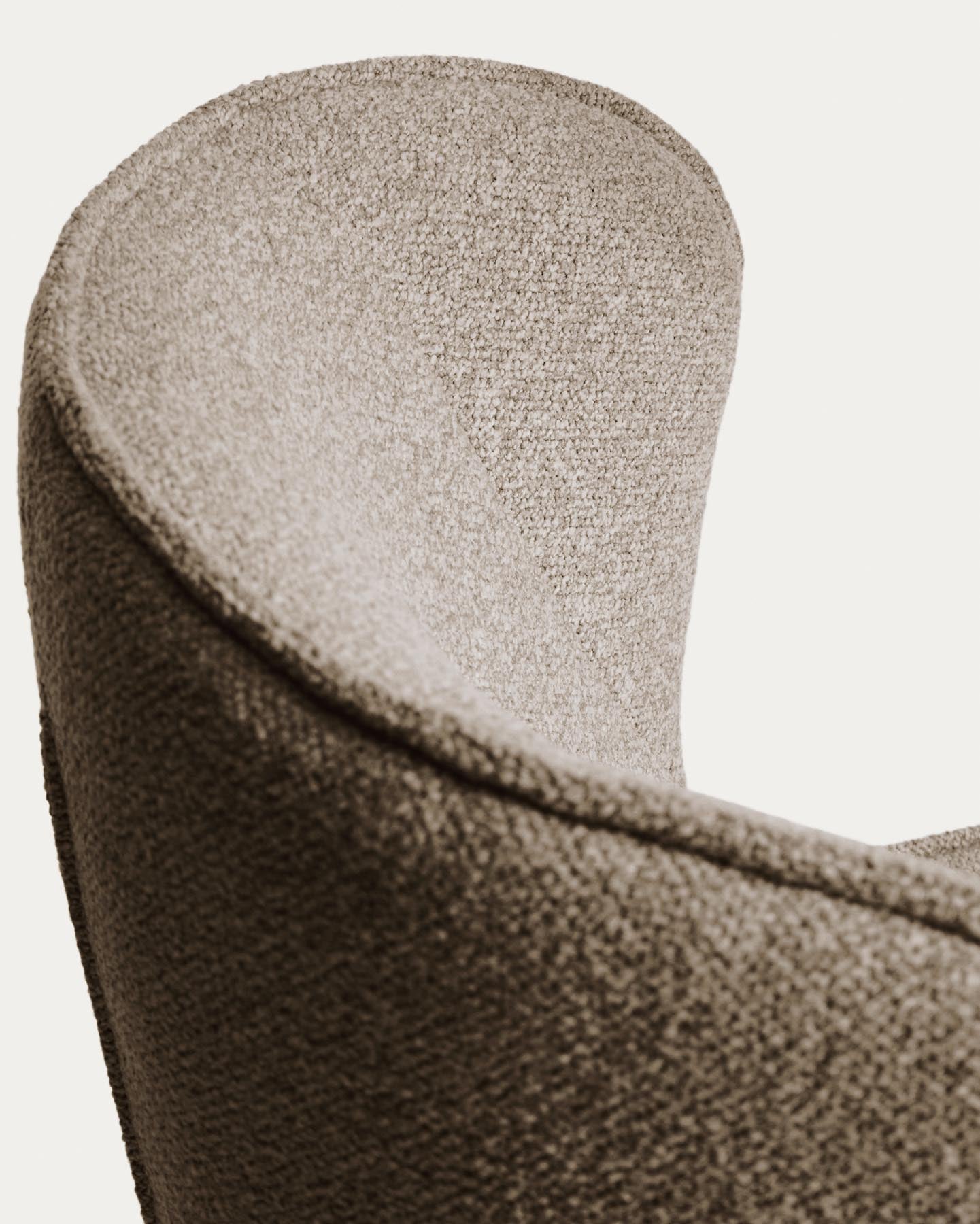 Drehsessel Sorile mit brauner Chenille und schwarz lackiertem Stahl, FSC 100 % in Braun präsentiert im Onlineshop von KAQTU Design AG. Drehsessel ist von Kave Home