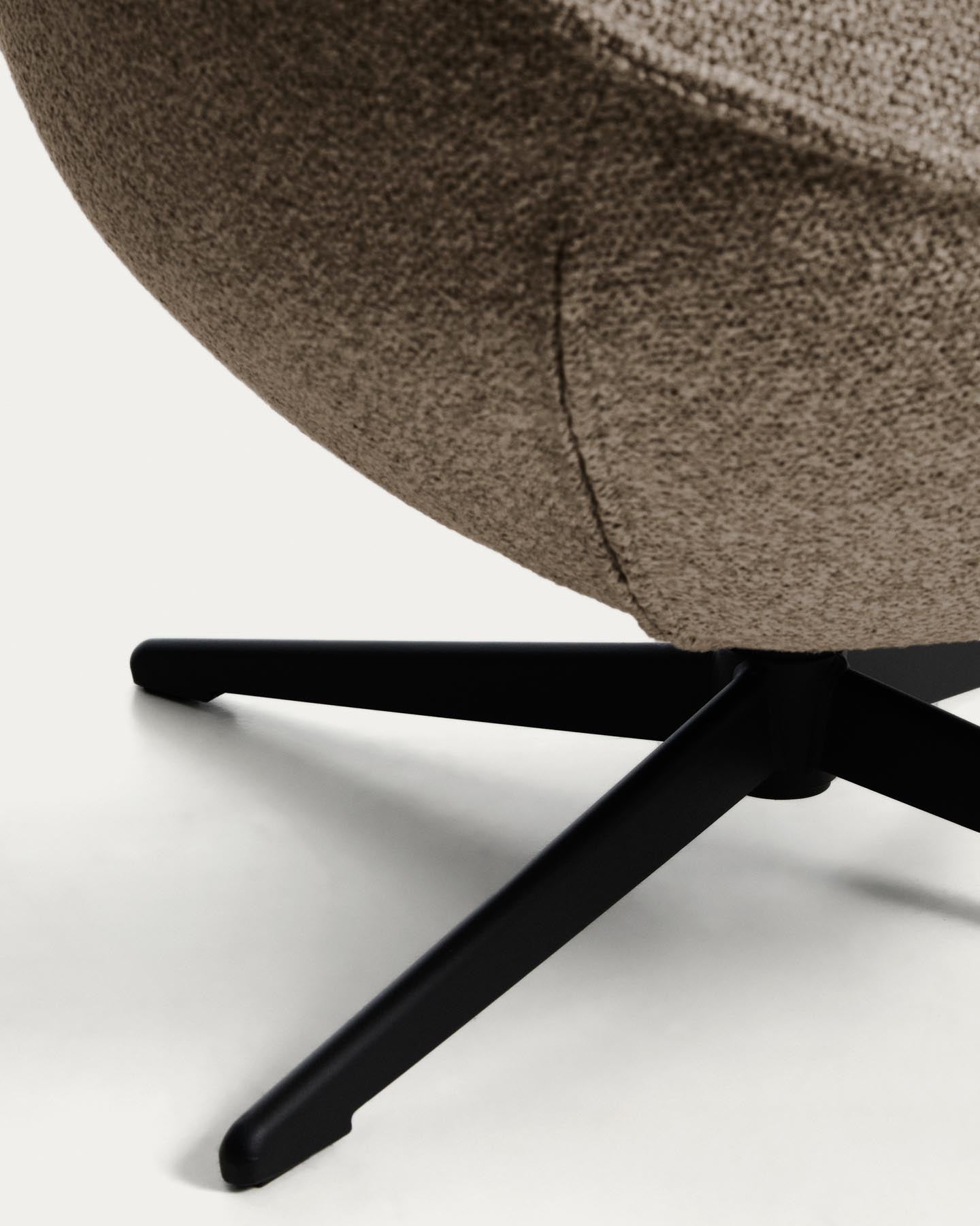 Drehsessel Sorile mit brauner Chenille und schwarz lackiertem Stahl, FSC 100 % in Braun präsentiert im Onlineshop von KAQTU Design AG. Drehsessel ist von Kave Home