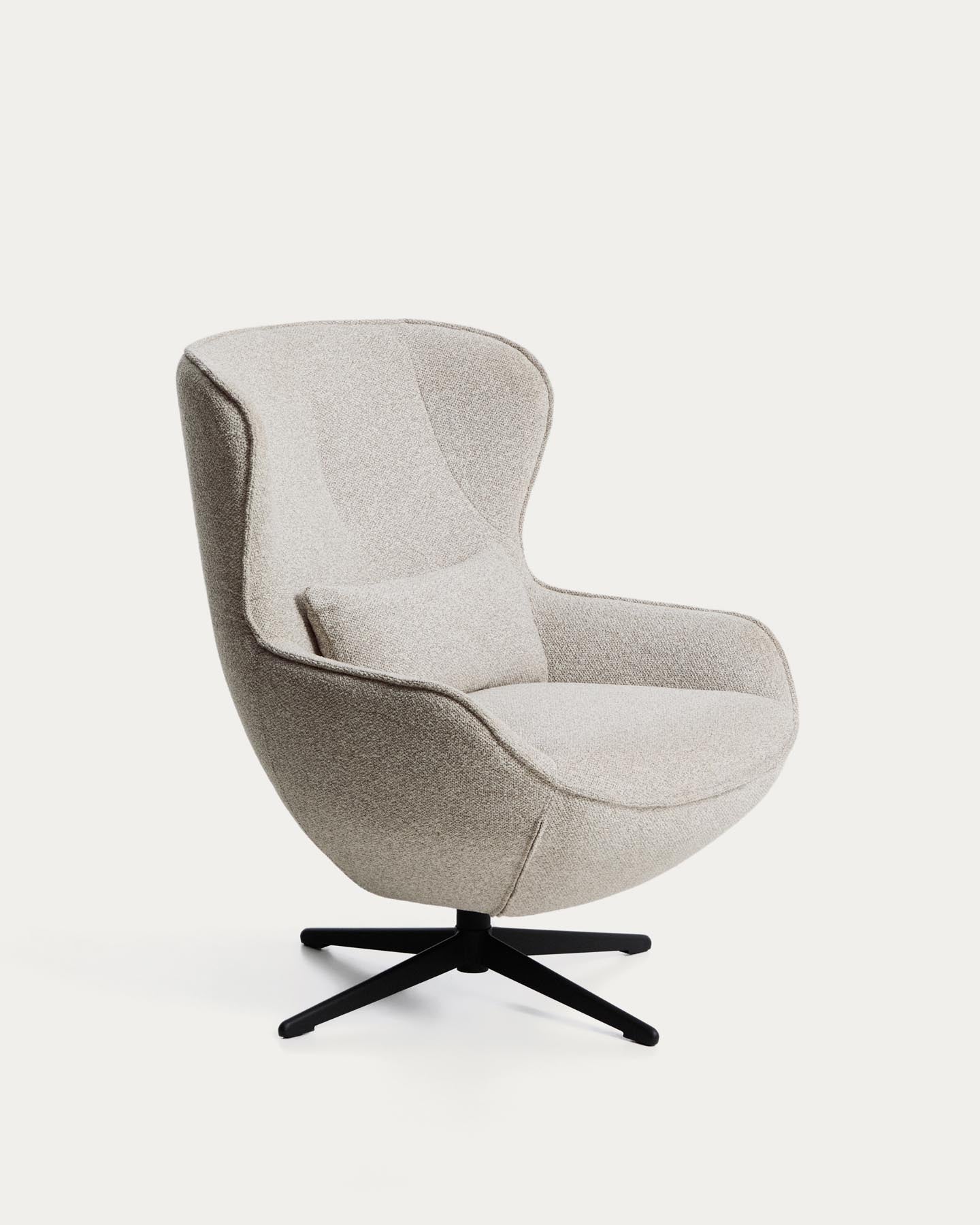Drehsessel Sorile mit beiger Chenille und schwarz lackiertem Stahl, FSC 100 % in Beige präsentiert im Onlineshop von KAQTU Design AG. Drehsessel ist von Kave Home