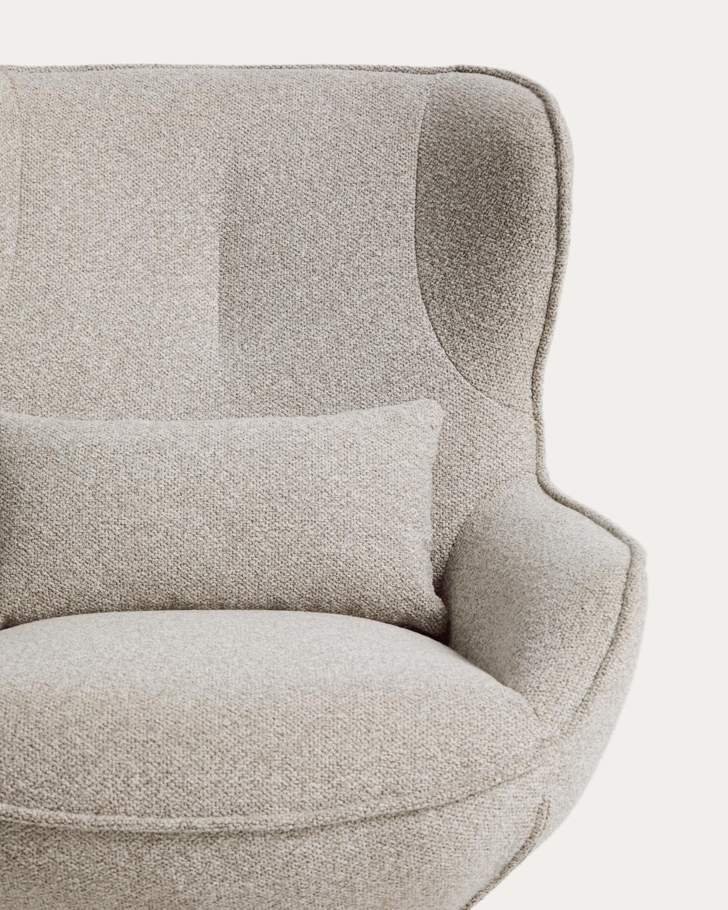 Drehsessel Sorile mit beiger Chenille und schwarz lackiertem Stahl, FSC 100 % in Beige präsentiert im Onlineshop von KAQTU Design AG. Drehsessel ist von Kave Home