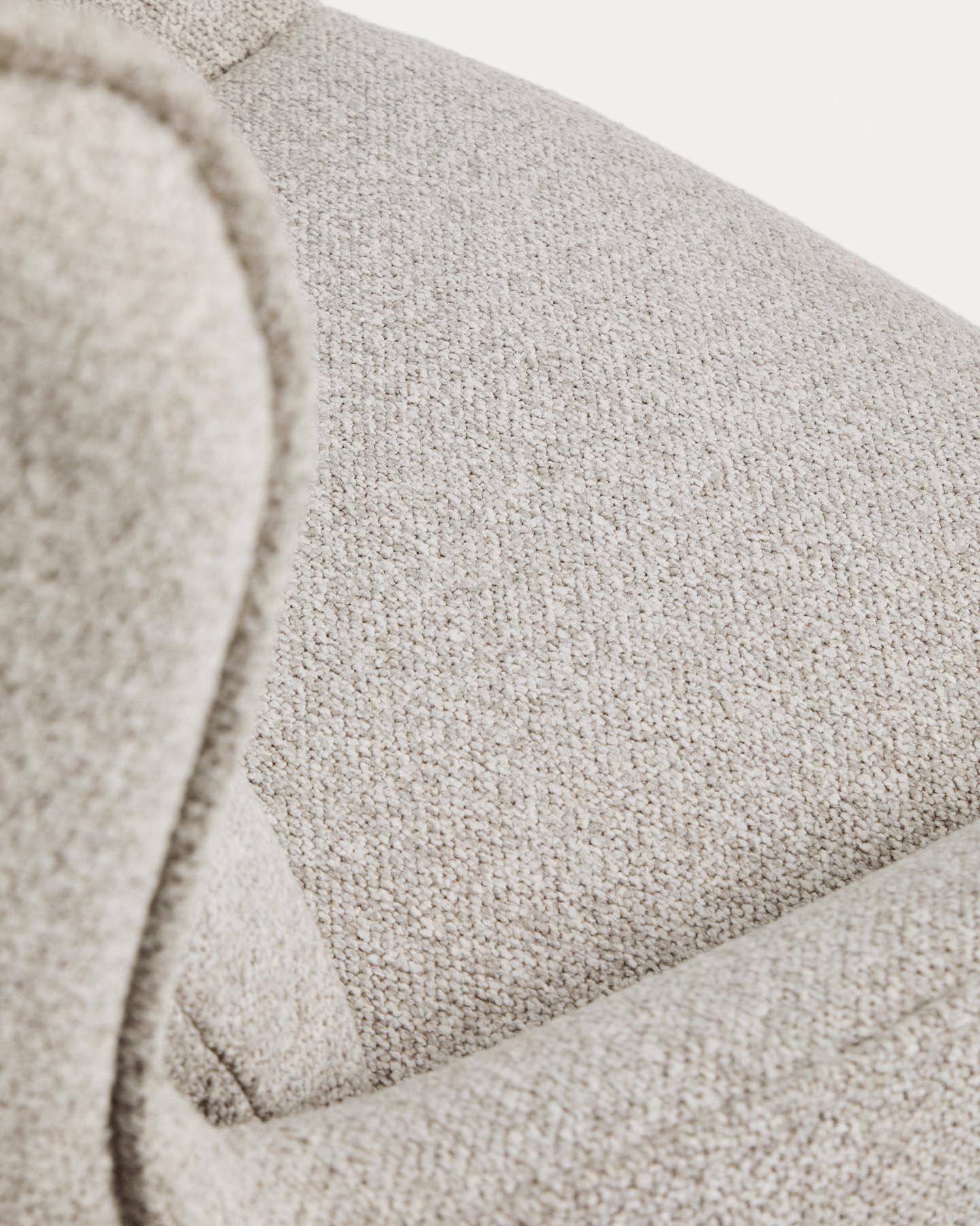Drehsessel Sorile mit beiger Chenille und schwarz lackiertem Stahl, FSC 100 % in Beige präsentiert im Onlineshop von KAQTU Design AG. Drehsessel ist von Kave Home