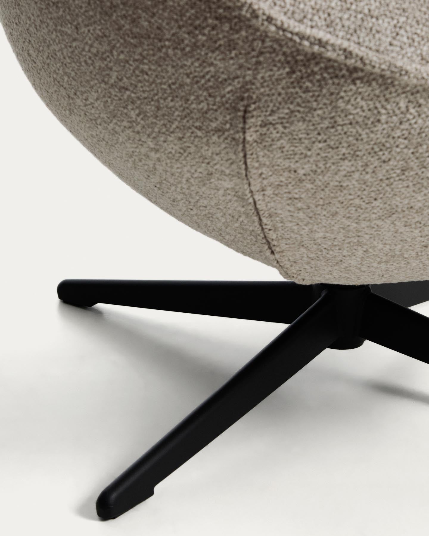 Drehsessel Sorile mit beiger Chenille und schwarz lackiertem Stahl, FSC 100 % in Beige präsentiert im Onlineshop von KAQTU Design AG. Drehsessel ist von Kave Home