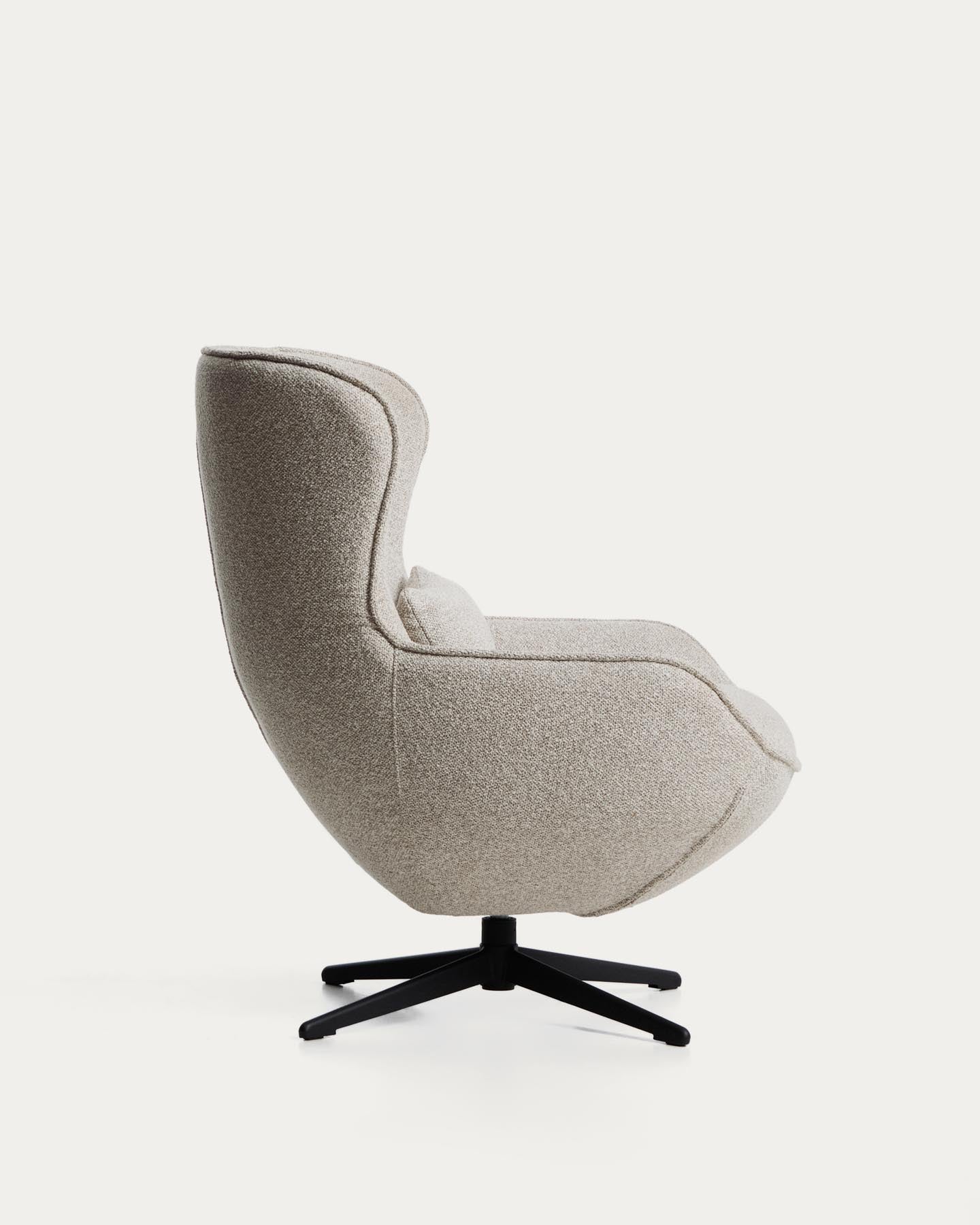 Drehsessel Sorile mit beiger Chenille und schwarz lackiertem Stahl, FSC 100 % in Beige präsentiert im Onlineshop von KAQTU Design AG. Drehsessel ist von Kave Home