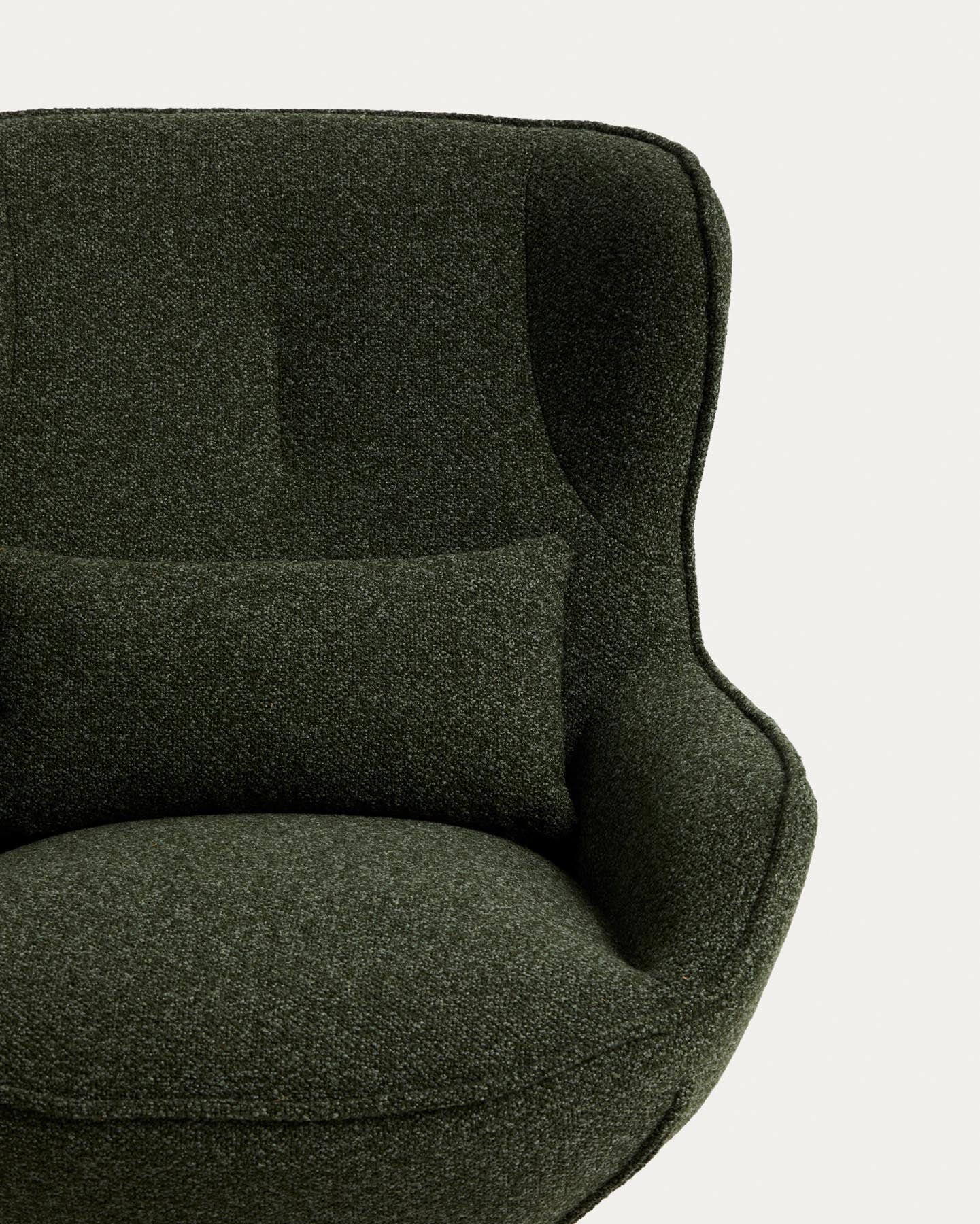 Drehsessel Sorile mit dunkelgrüner Chenille und schwarz lackiertem Stahl, FSC 100 % in Dunkelgrün präsentiert im Onlineshop von KAQTU Design AG. Drehsessel ist von Kave Home