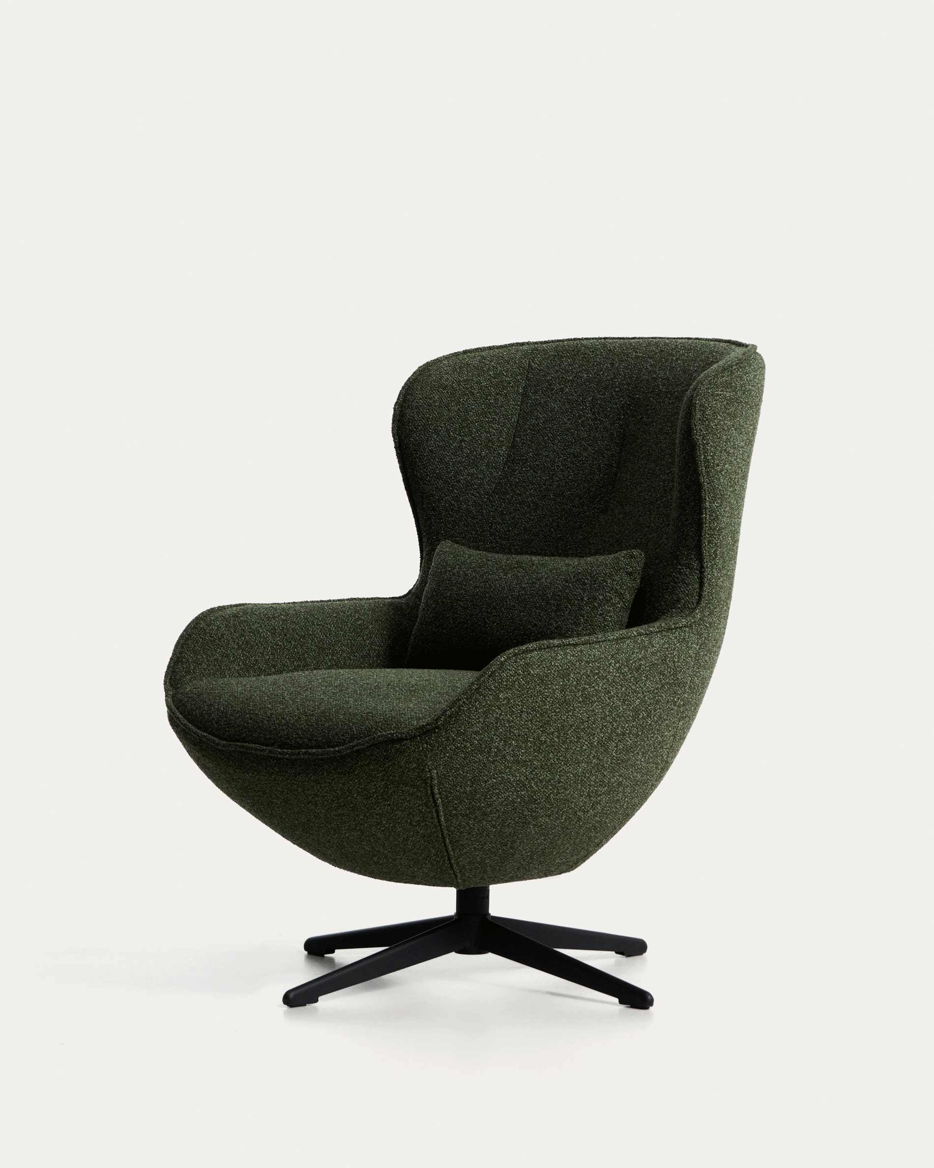 Drehsessel Sorile mit dunkelgrüner Chenille und schwarz lackiertem Stahl, FSC 100 % in Dunkelgrün präsentiert im Onlineshop von KAQTU Design AG. Drehsessel ist von Kave Home