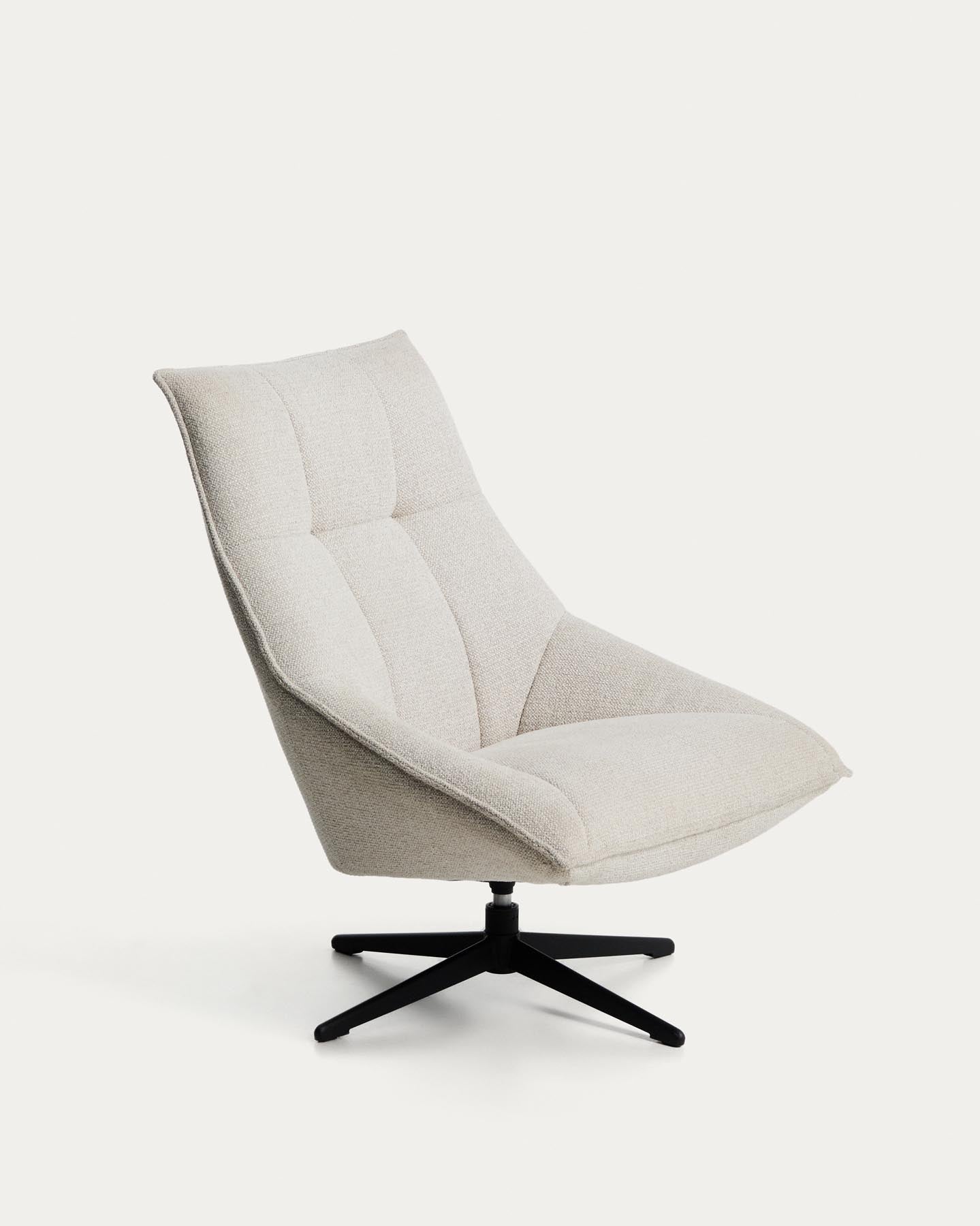 Drehsessel Dirala mit beiger Chenille und schwarz lackiertem Stahl, FSC 100 % in Beige präsentiert im Onlineshop von KAQTU Design AG. Drehsessel ist von Kave Home