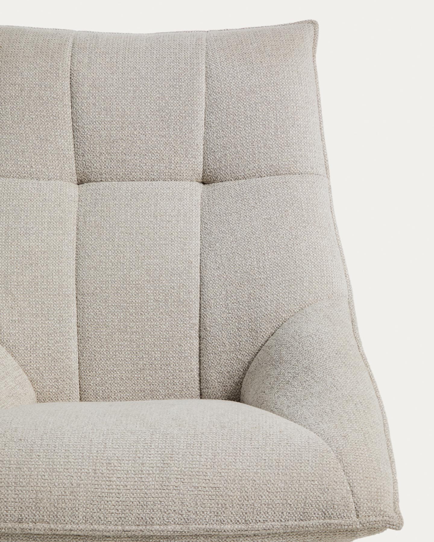 Drehsessel Dirala mit beiger Chenille und schwarz lackiertem Stahl, FSC 100 % in Beige präsentiert im Onlineshop von KAQTU Design AG. Drehsessel ist von Kave Home