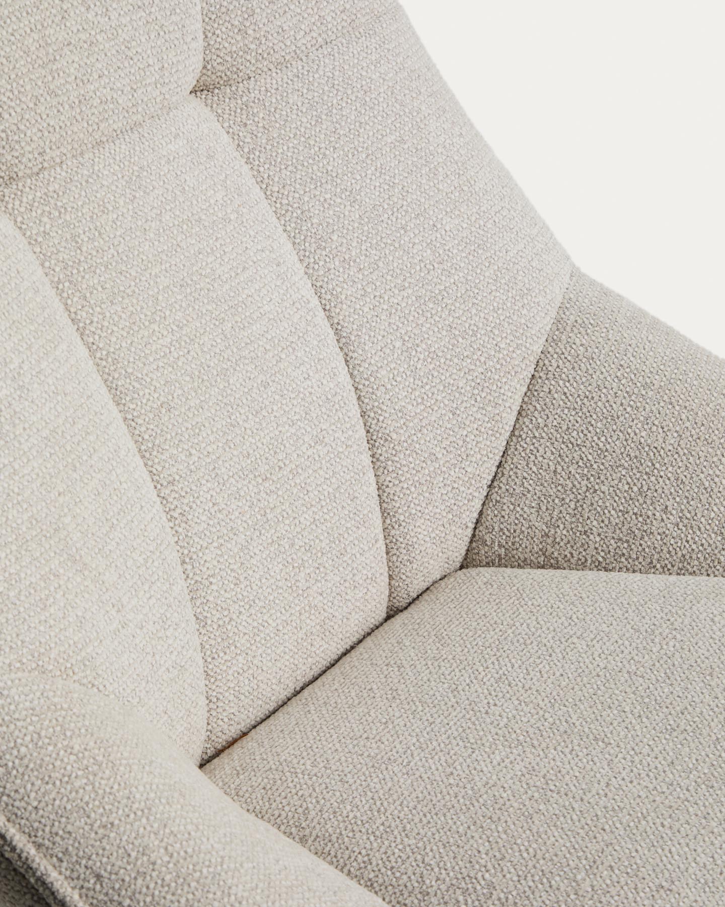 Drehsessel Dirala mit beiger Chenille und schwarz lackiertem Stahl, FSC 100 % in Beige präsentiert im Onlineshop von KAQTU Design AG. Drehsessel ist von Kave Home