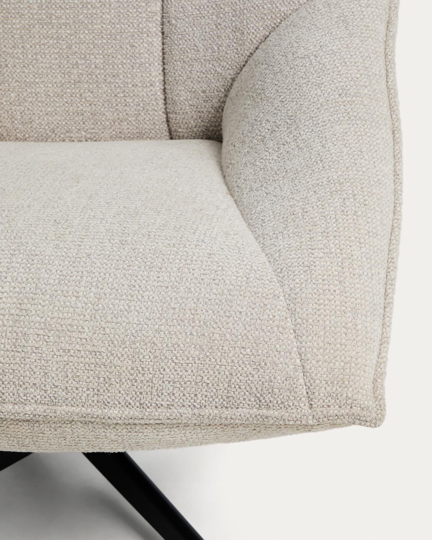 Drehsessel Dirala mit beiger Chenille und schwarz lackiertem Stahl, FSC 100 % in Beige präsentiert im Onlineshop von KAQTU Design AG. Drehsessel ist von Kave Home