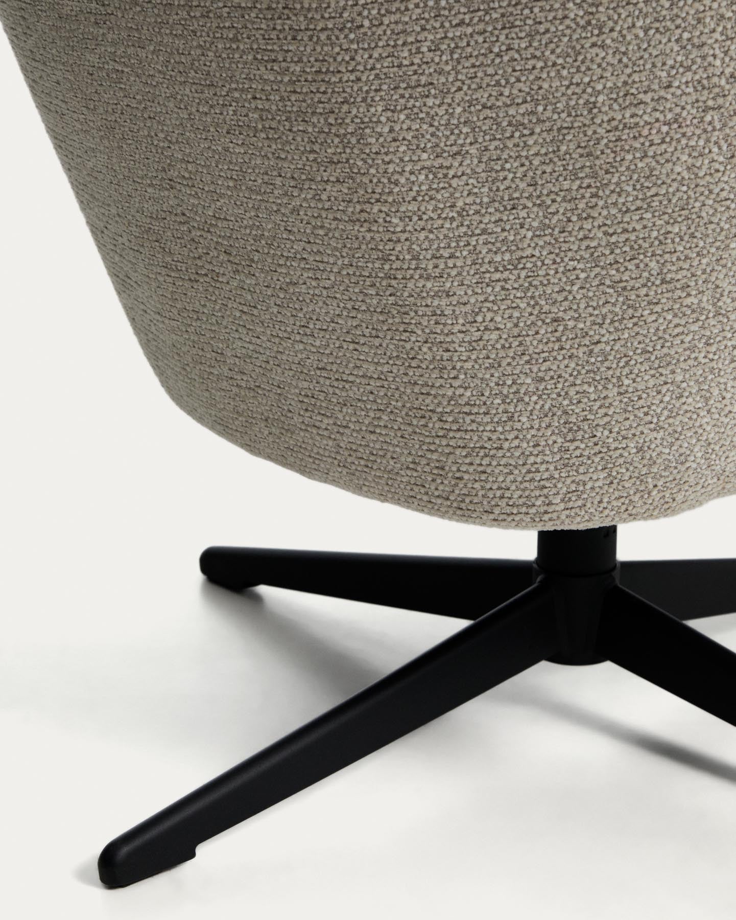Drehsessel Dirala mit beiger Chenille und schwarz lackiertem Stahl, FSC 100 % in Beige präsentiert im Onlineshop von KAQTU Design AG. Drehsessel ist von Kave Home