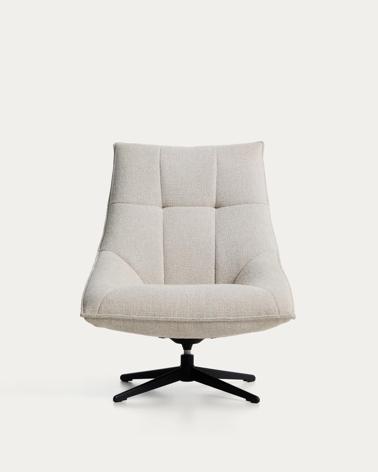Drehsessel Dirala mit beiger Chenille und schwarz lackiertem Stahl, FSC 100 % in Beige präsentiert im Onlineshop von KAQTU Design AG. Drehsessel ist von Kave Home