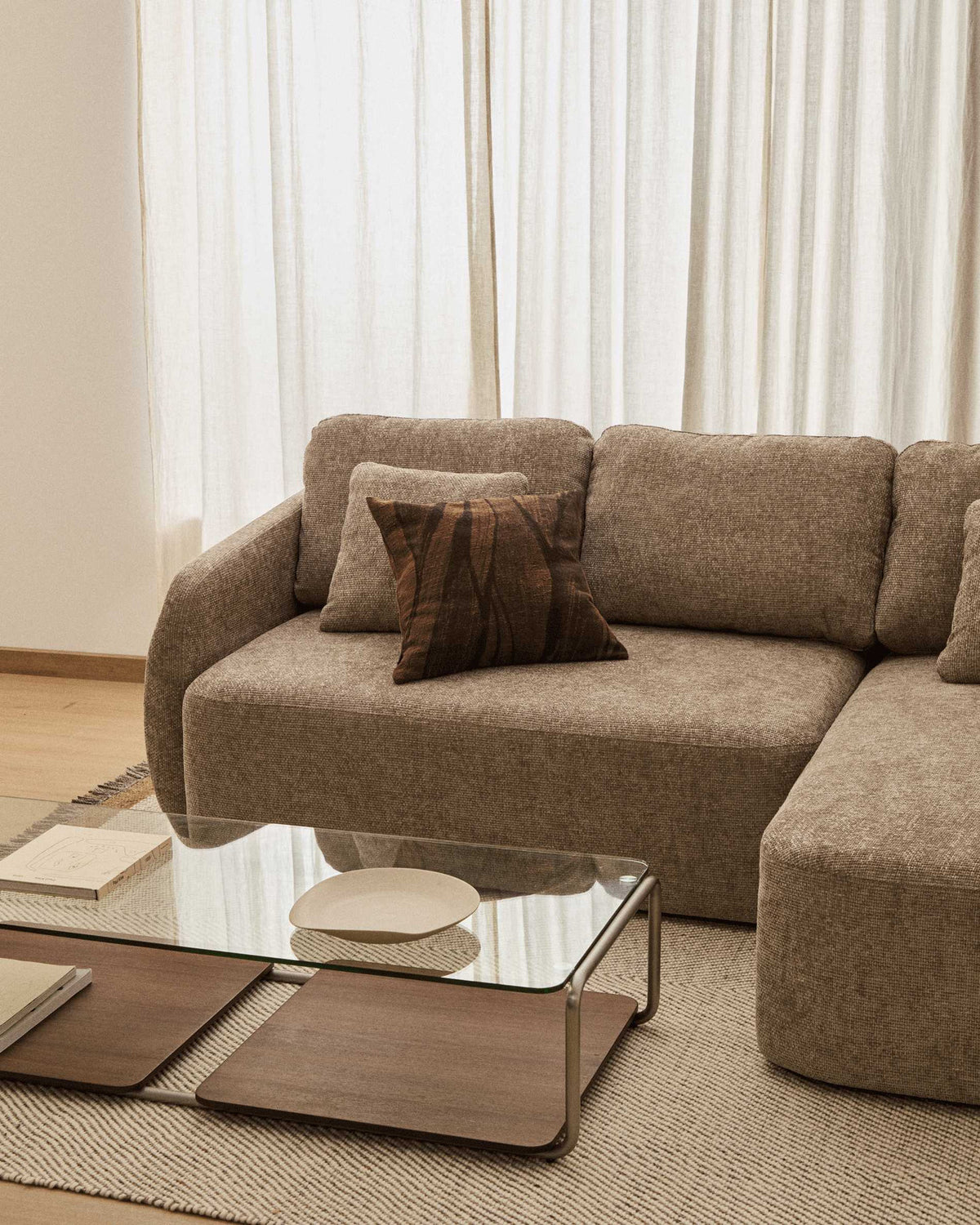 3-Sitzer-Bettsofa Laira in taupefarbener Chenille und Chaiselongue rechts, 246 cm, FSC Mix Credit in Taupe präsentiert im Onlineshop von KAQTU Design AG. Bettsofa ist von Kave Home