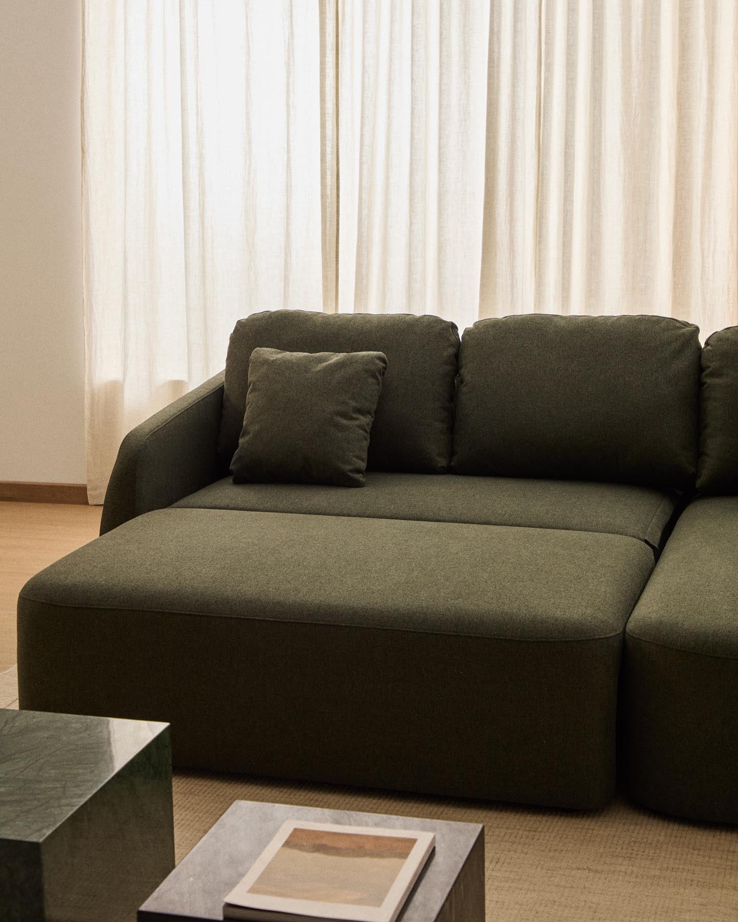 3-Sitzer-Bettsofa Laira in dunkelgrüner Chenille und Chaiselongue rechts, 246 cm, FSC Mix Credit in Dunkelgrün präsentiert im Onlineshop von KAQTU Design AG. Bettsofa ist von Kave Home