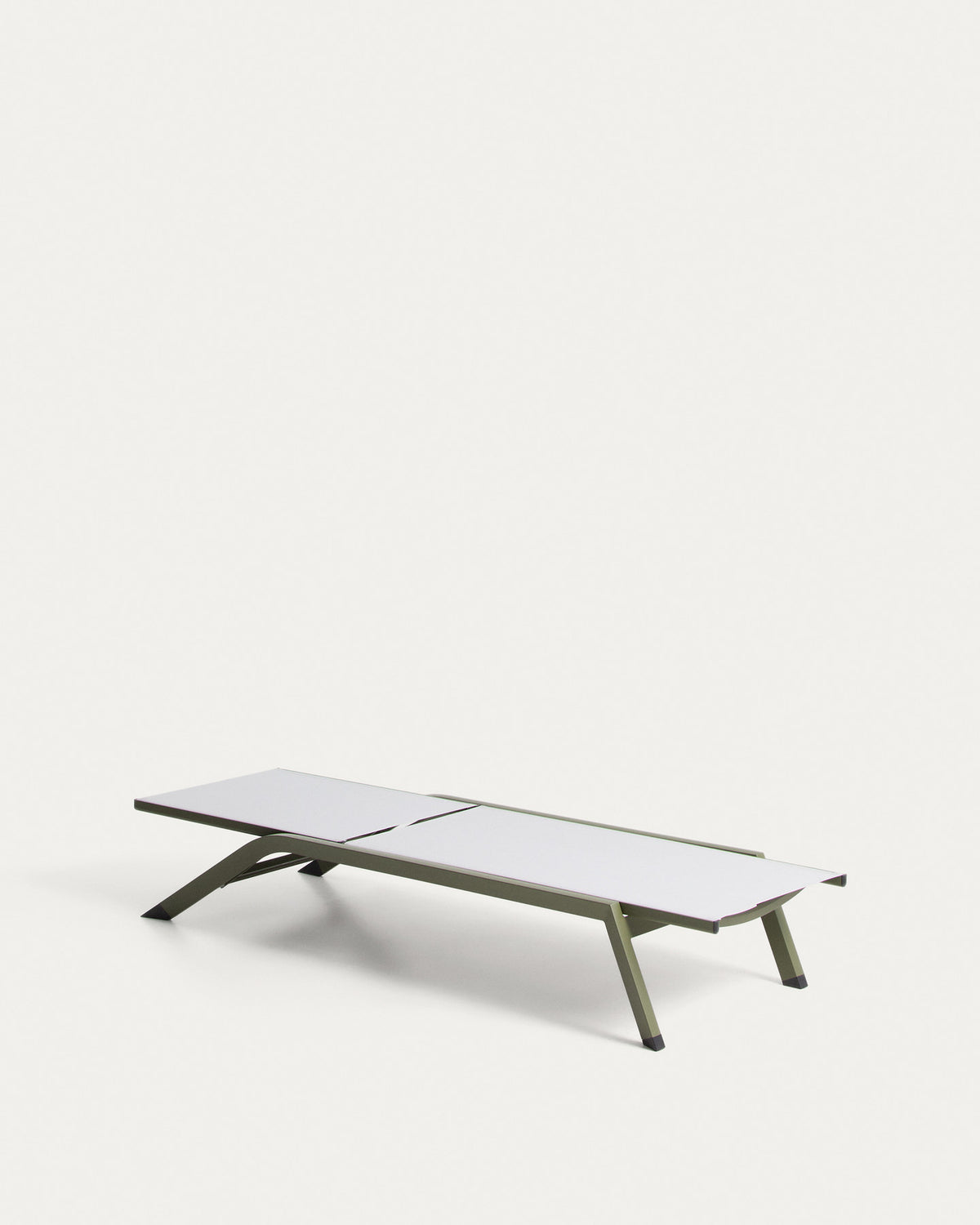 Stapelbare Sonnenliege Capraia aus grünem Aluminium und beigem Texteline in Grün, Hellgrün, Beige präsentiert im Onlineshop von KAQTU Design AG. Liegestuhl ist von Kave Home