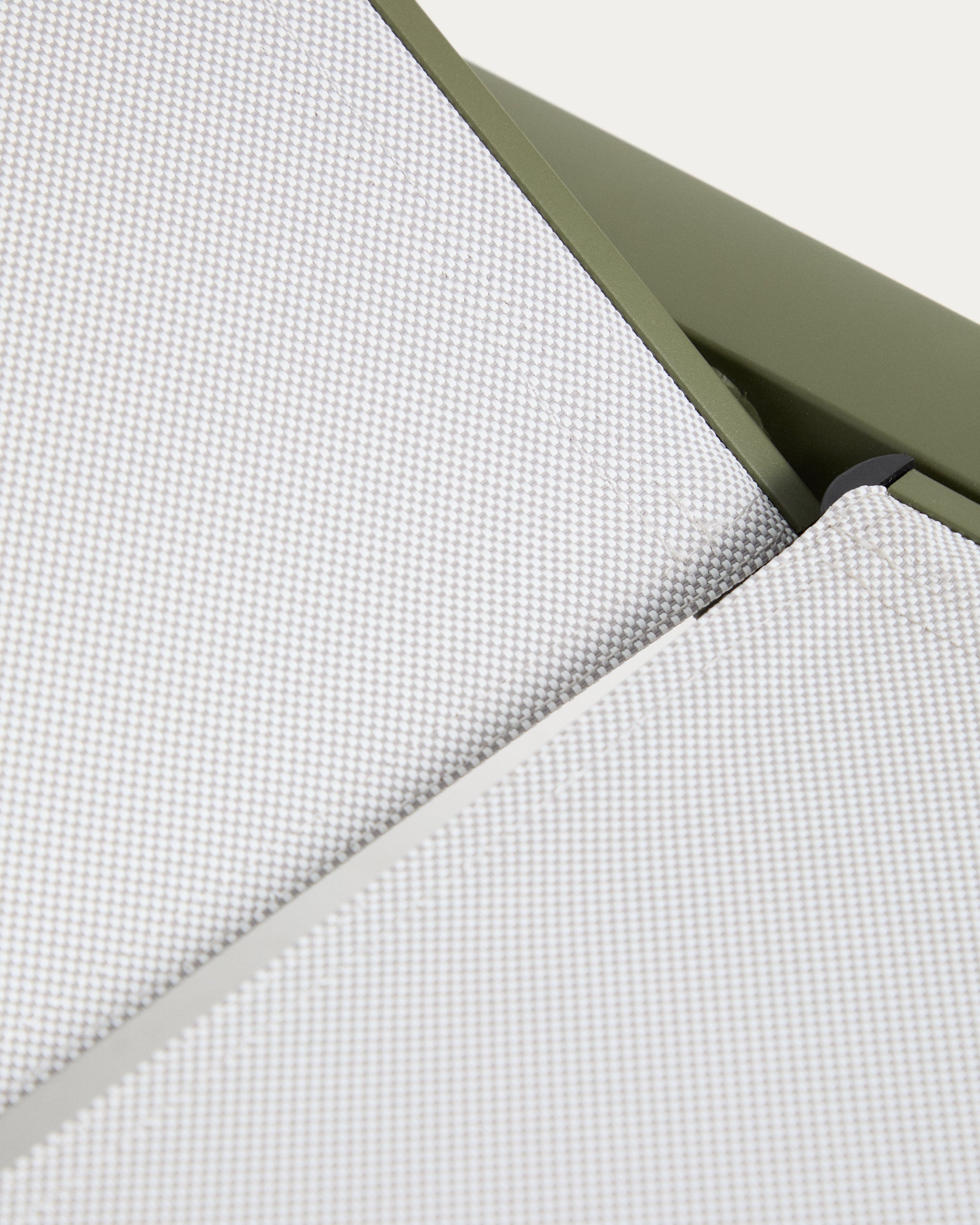 Sonnenliege Capraia aus Aluminium in Grün in Grün präsentiert im Onlineshop von KAQTU Design AG. Liegestuhl ist von Kave Home