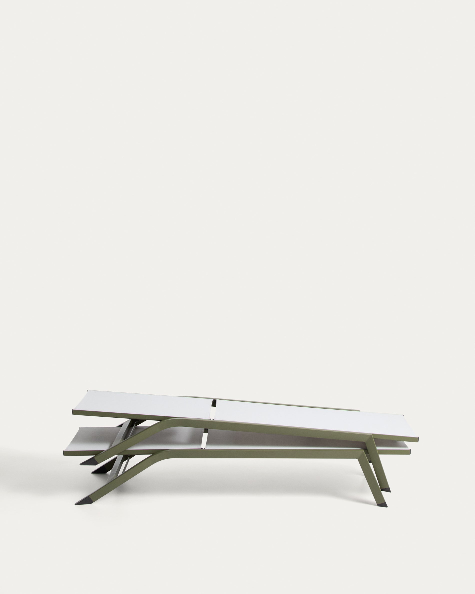 Sonnenliege Capraia aus Aluminium in Grün in Grün präsentiert im Onlineshop von KAQTU Design AG. Liegestuhl ist von Kave Home