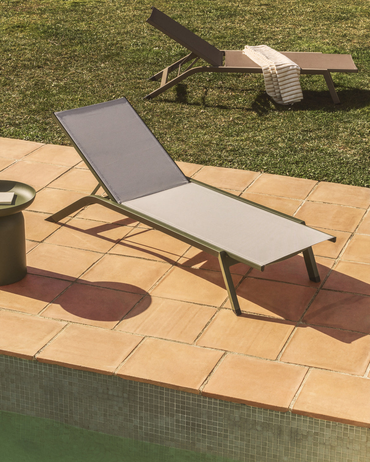 Stapelbare Sonnenliege Capraia aus grünem Aluminium und beigem Texteline in Grün, Hellgrün, Beige präsentiert im Onlineshop von KAQTU Design AG. Liegestuhl ist von Kave Home