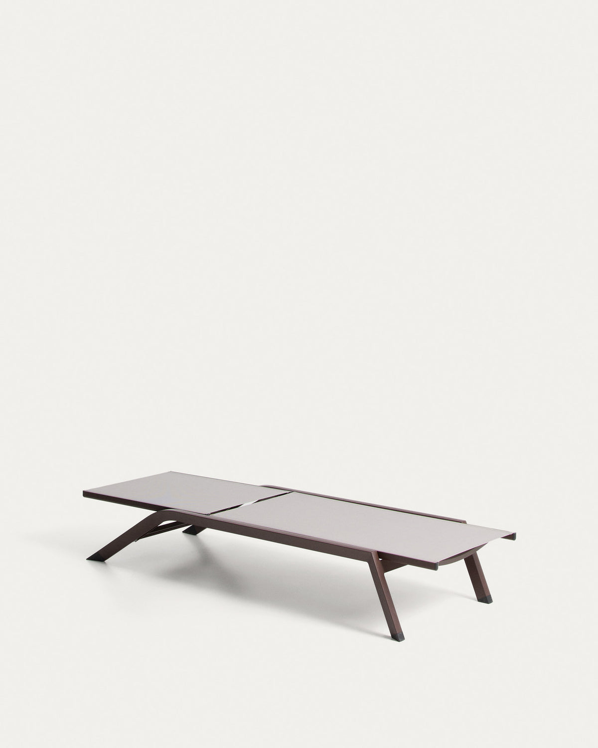 Stapelbare Sonnenliege Capraia aus braunem Aluminium und hellbraunem Texteline in Beige, Ecru präsentiert im Onlineshop von KAQTU Design AG. Liegestuhl ist von Kave Home